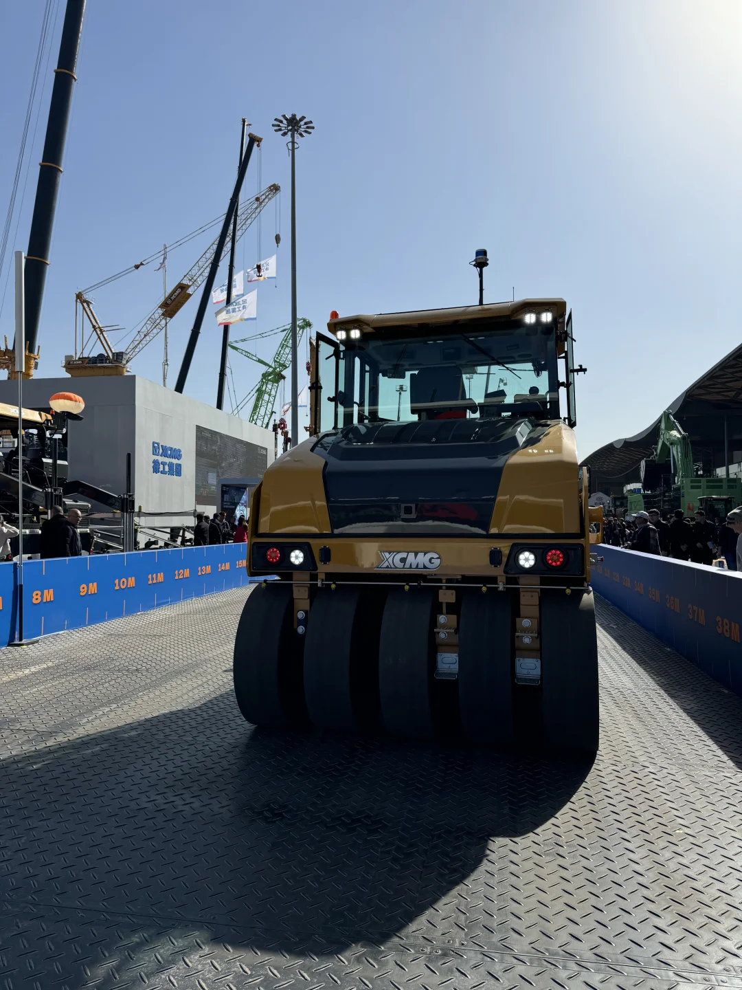 来亚洲最大工程机械展实现2岁儿子的挖机梦