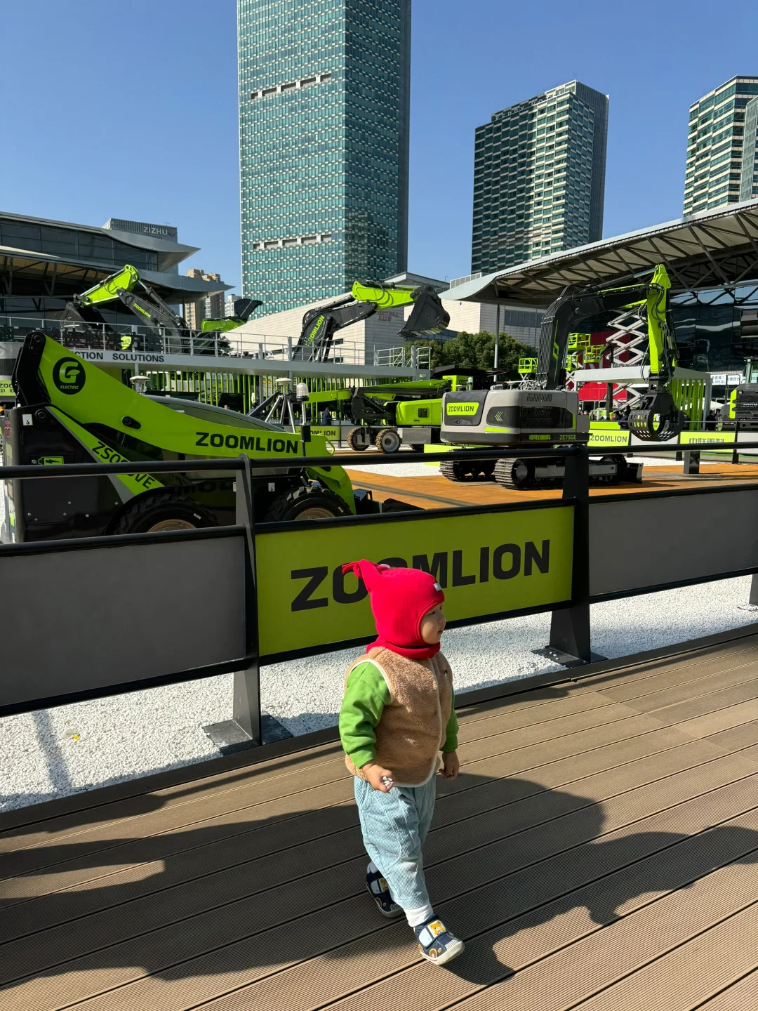 来亚洲最大工程机械展实现2岁儿子的挖机梦