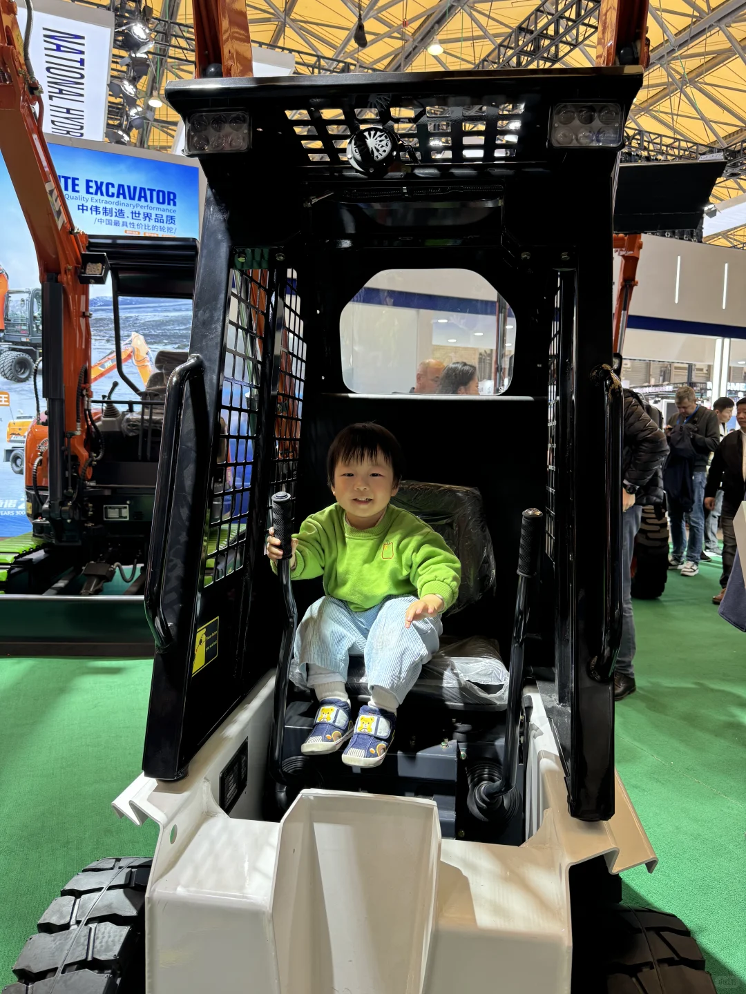 来亚洲最大工程机械展实现2岁儿子的挖机梦