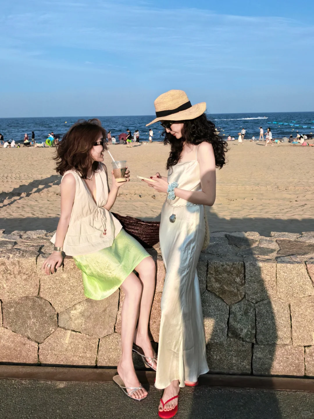 和闺蜜海边穿搭18图?