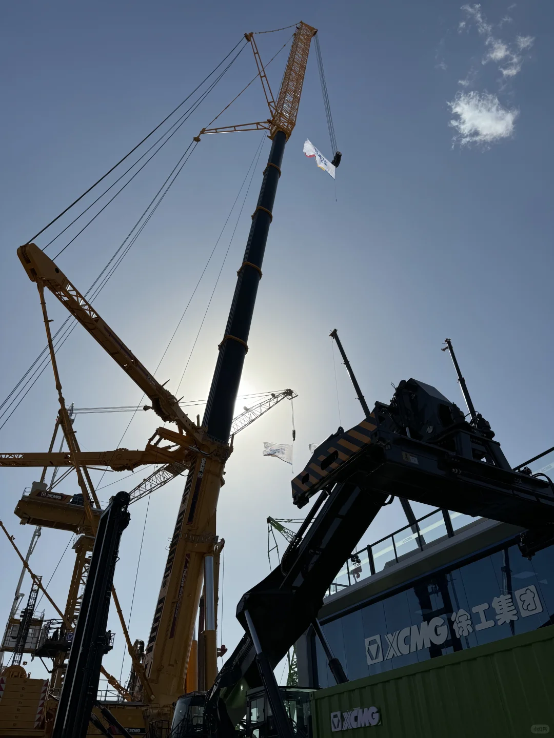 来亚洲最大工程机械展实现2岁儿子的挖机梦