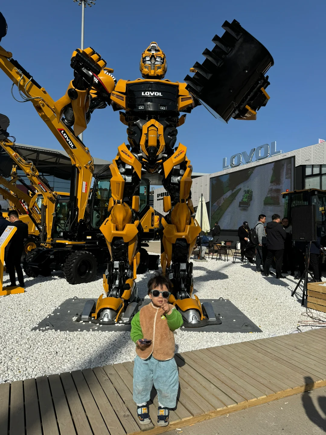 来亚洲最大工程机械展实现2岁儿子的挖机梦