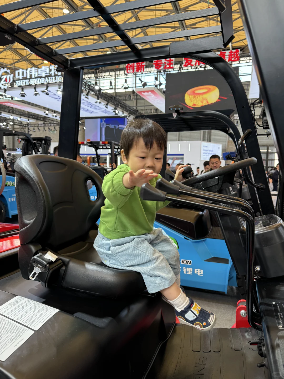 来亚洲最大工程机械展实现2岁儿子的挖机梦