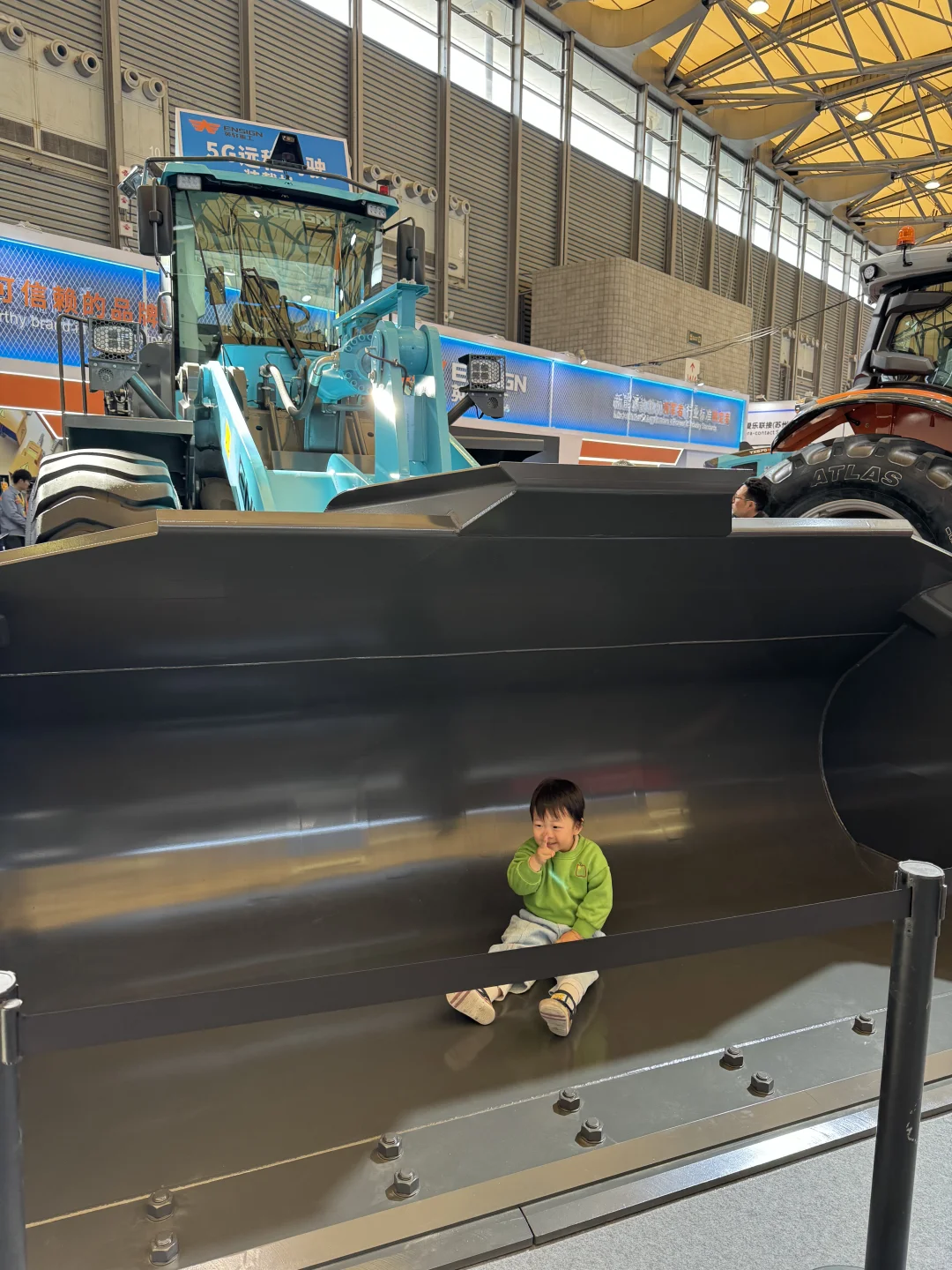来亚洲最大工程机械展实现2岁儿子的挖机梦