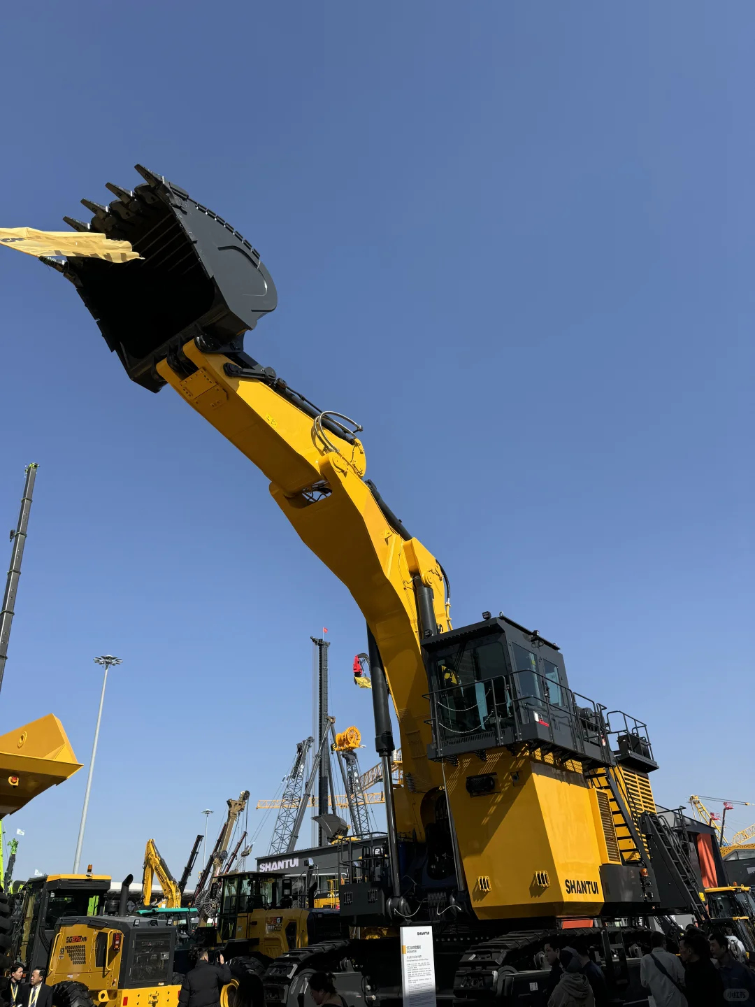 来亚洲最大工程机械展实现2岁儿子的挖机梦