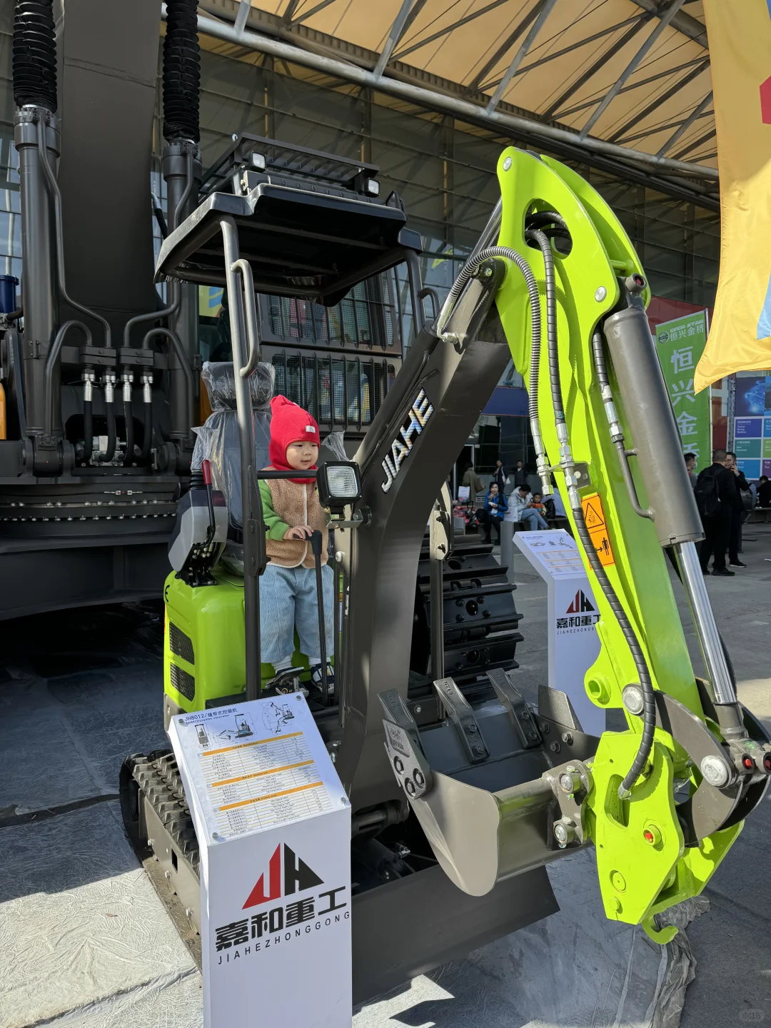 来亚洲最大工程机械展实现2岁儿子的挖机梦