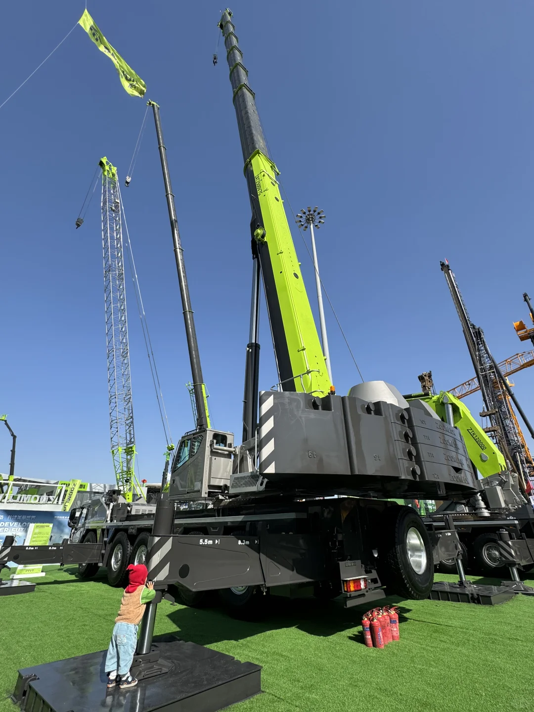 来亚洲最大工程机械展实现2岁儿子的挖机梦