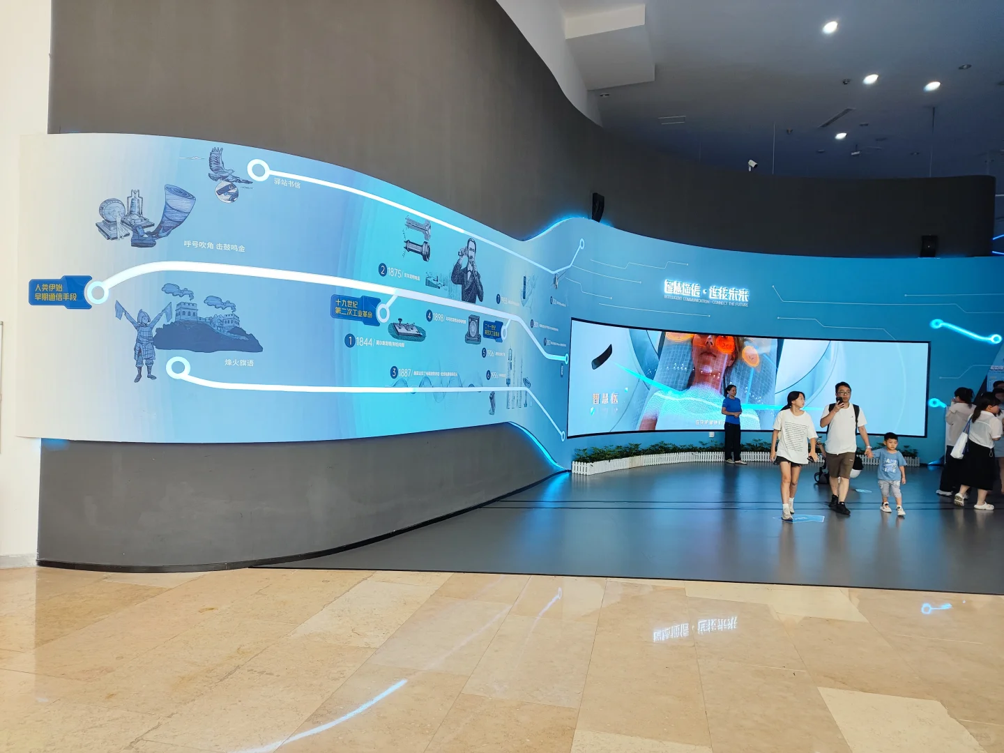 周末带娃逛科技展挖到宝！这些设计墙面绝了