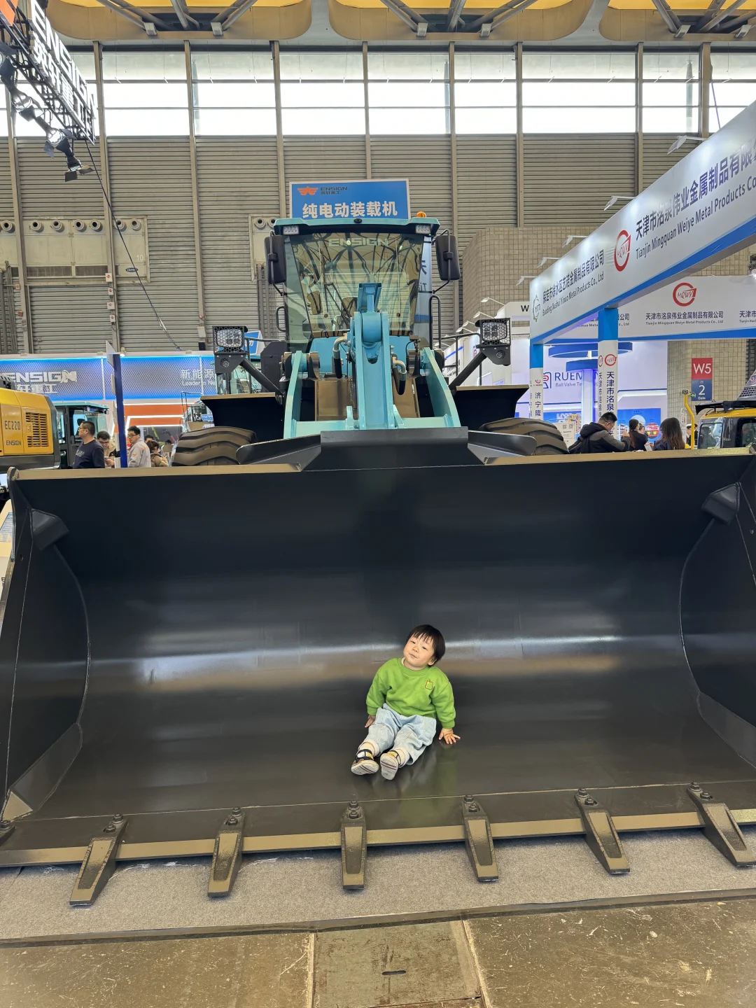 来亚洲最大工程机械展实现2岁儿子的挖机梦