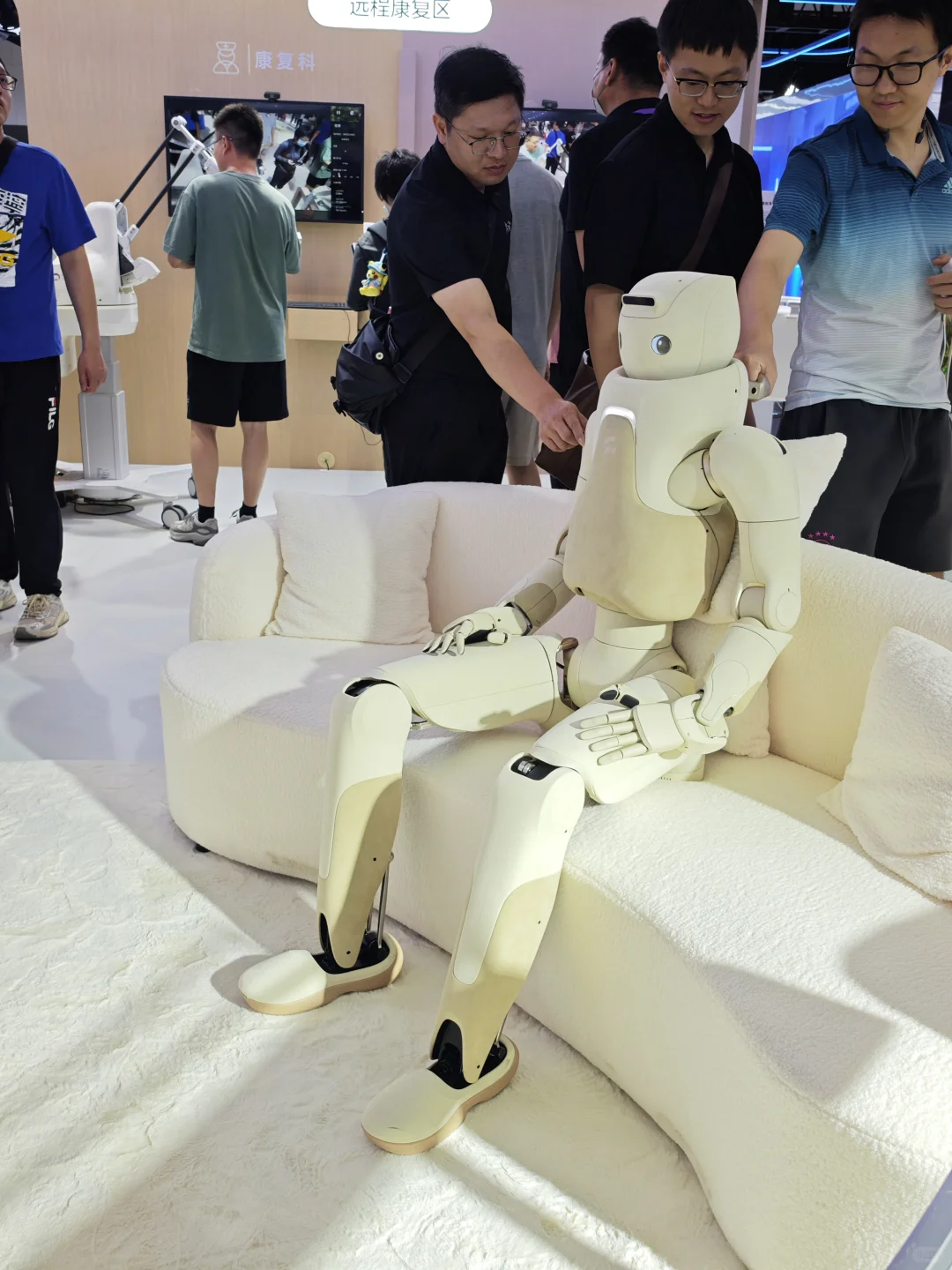 在WAIC2025看到了一些努力和挣扎