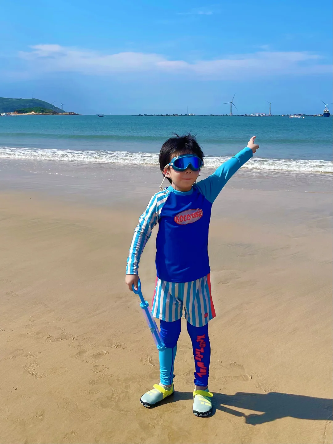 暑假遛娃?️穿上泳衣可以在海里泡一天