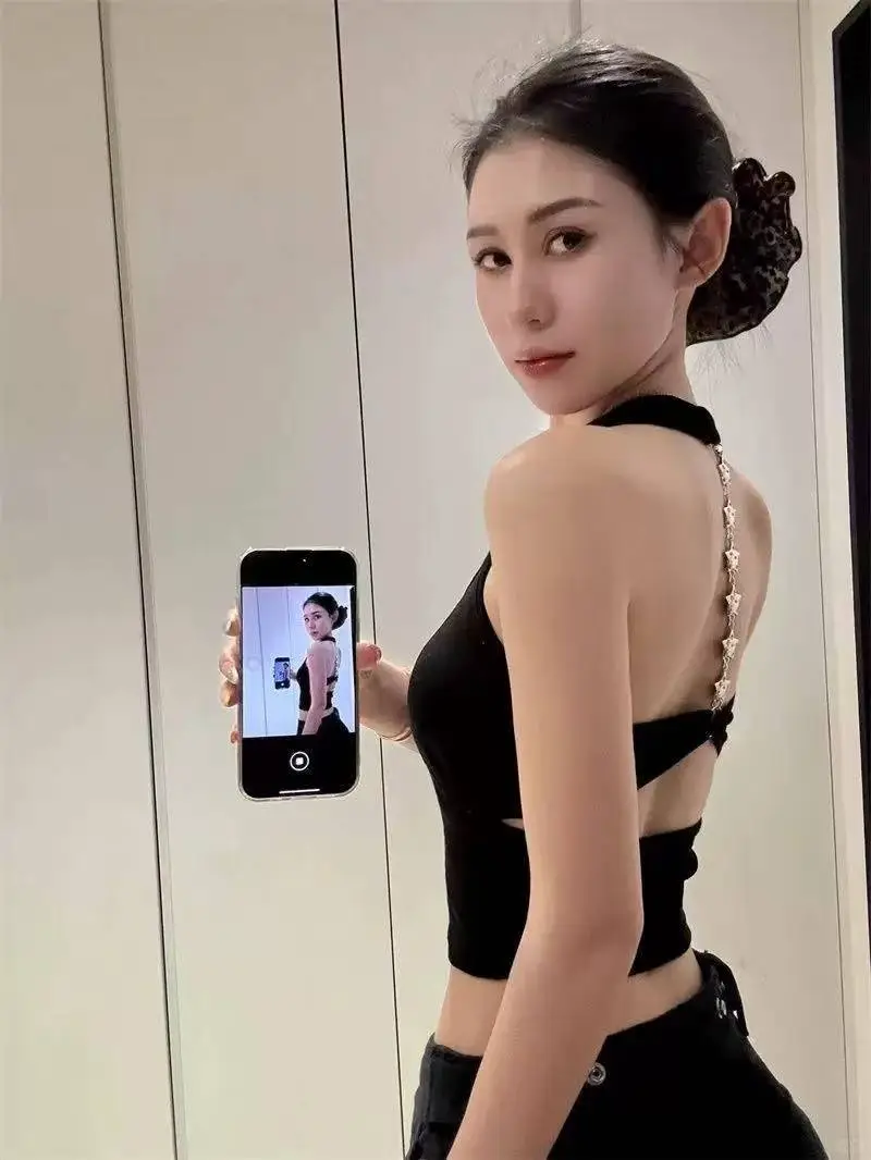 夏日辣妹露背上衣的正确打开方式