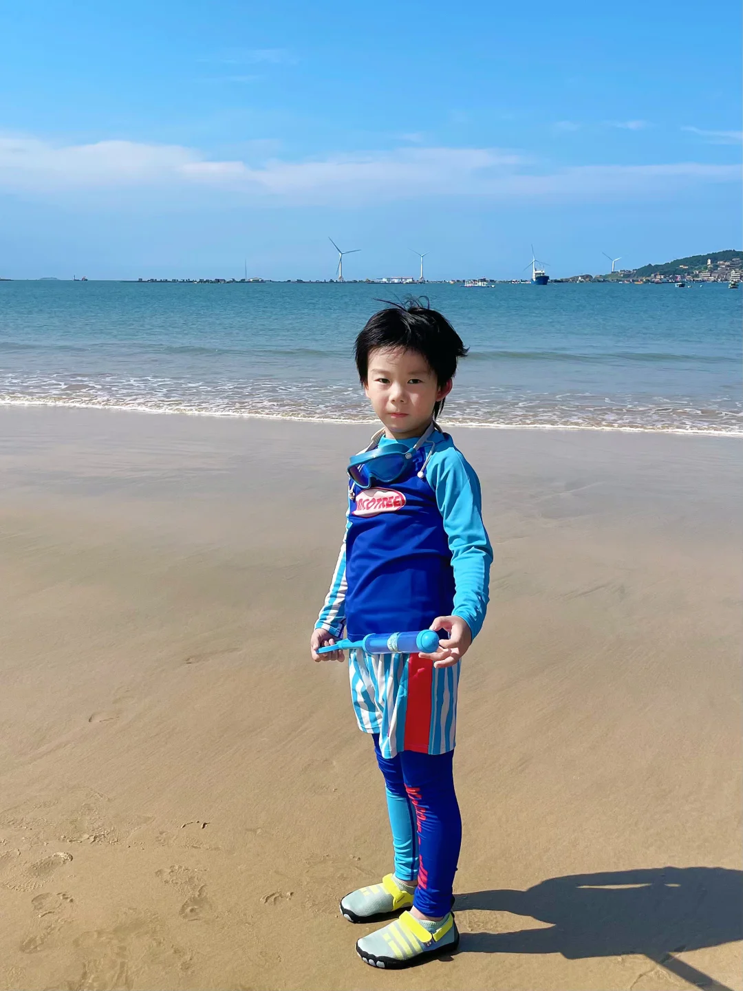 暑假遛娃?️穿上泳衣可以在海里泡一天