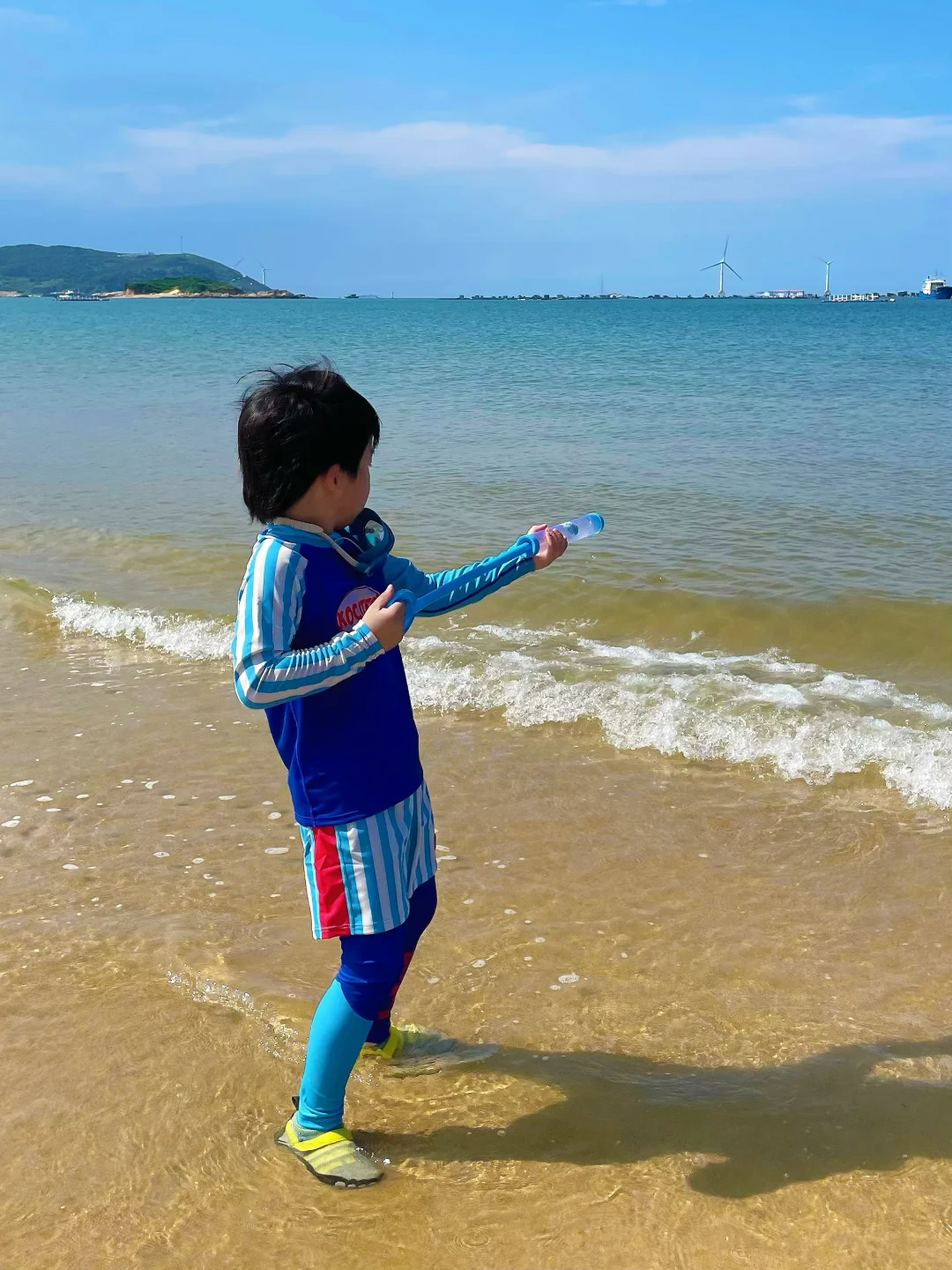 暑假遛娃?️穿上泳衣可以在海里泡一天