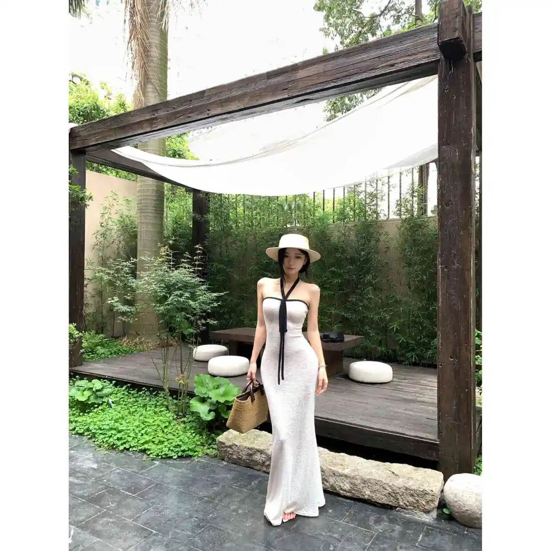 辣妹专属！白色挂脖抹胸包臀长裙