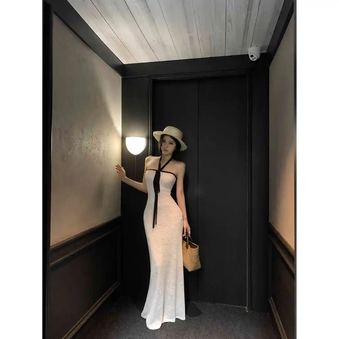 辣妹专属！白色挂脖抹胸包臀长裙