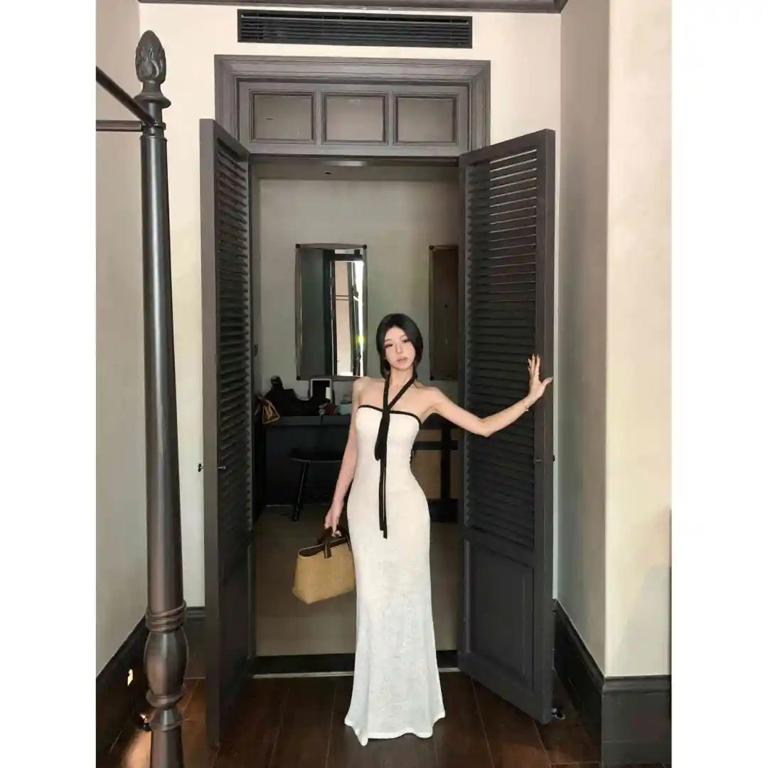 辣妹专属！白色挂脖抹胸包臀长裙