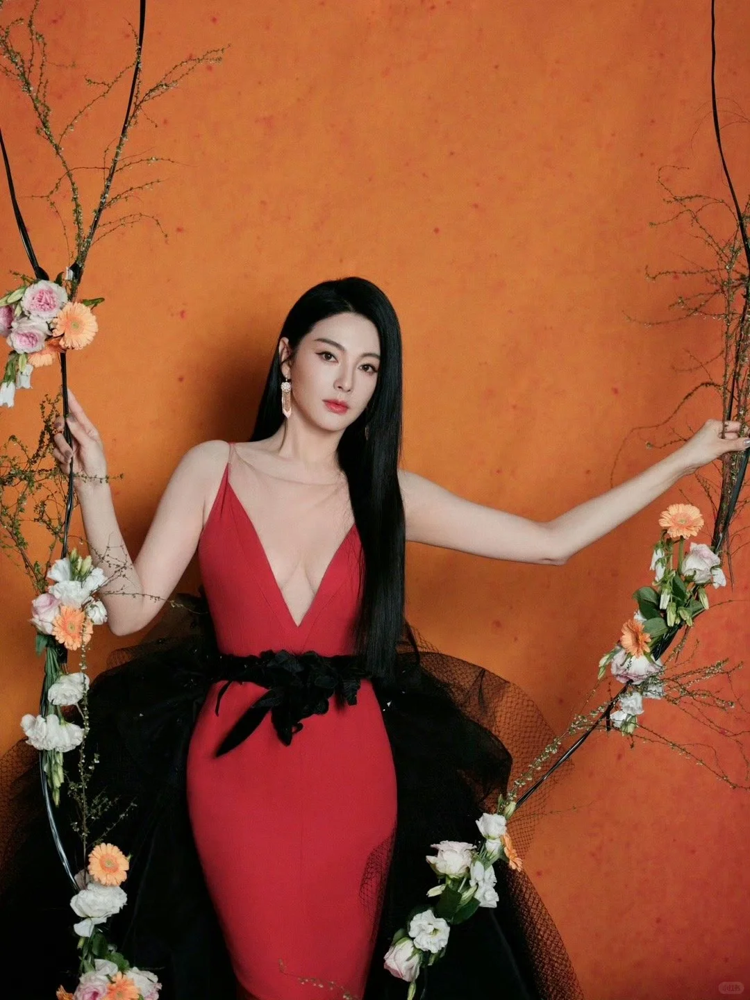 张雨绮美艳红裙，身材妩媚动人