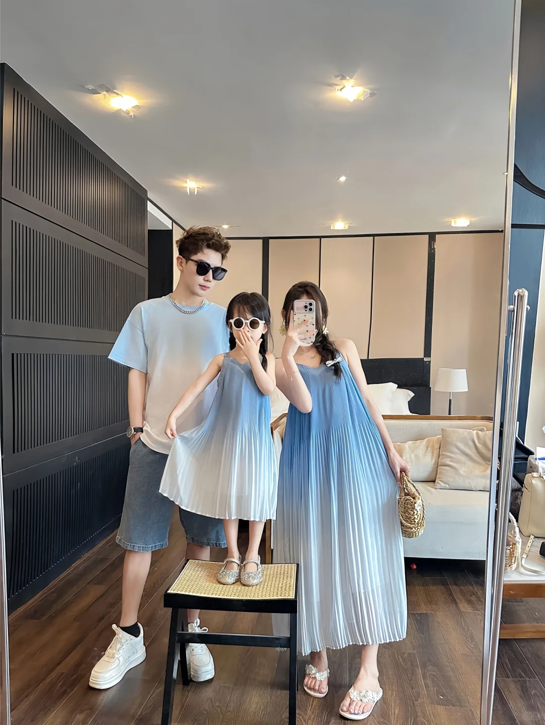 海边度假穿搭｜渐变蓝亲子装太浪漫了叭?