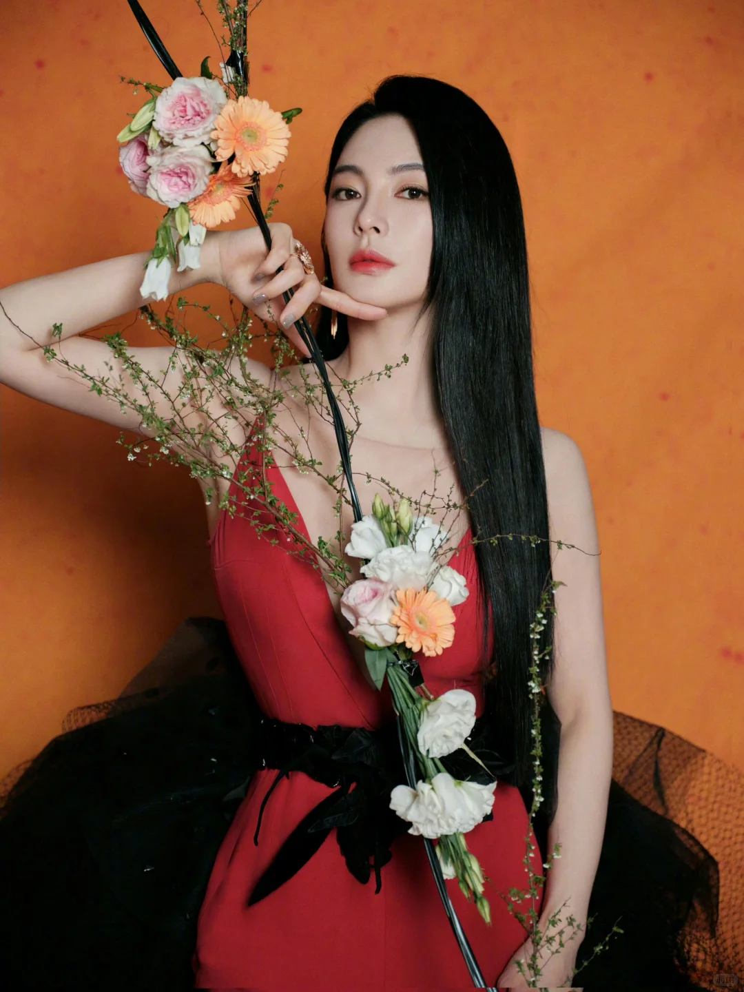 张雨绮美艳红裙，身材妩媚动人