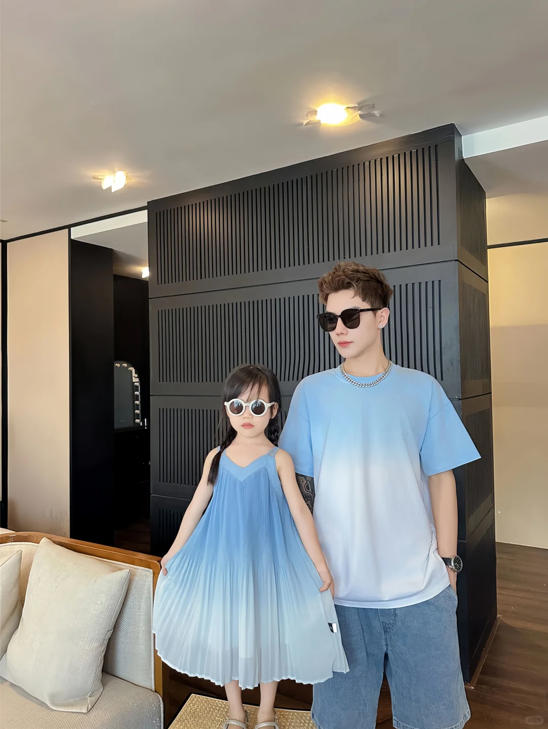 海边度假穿搭｜渐变蓝亲子装太浪漫了叭?