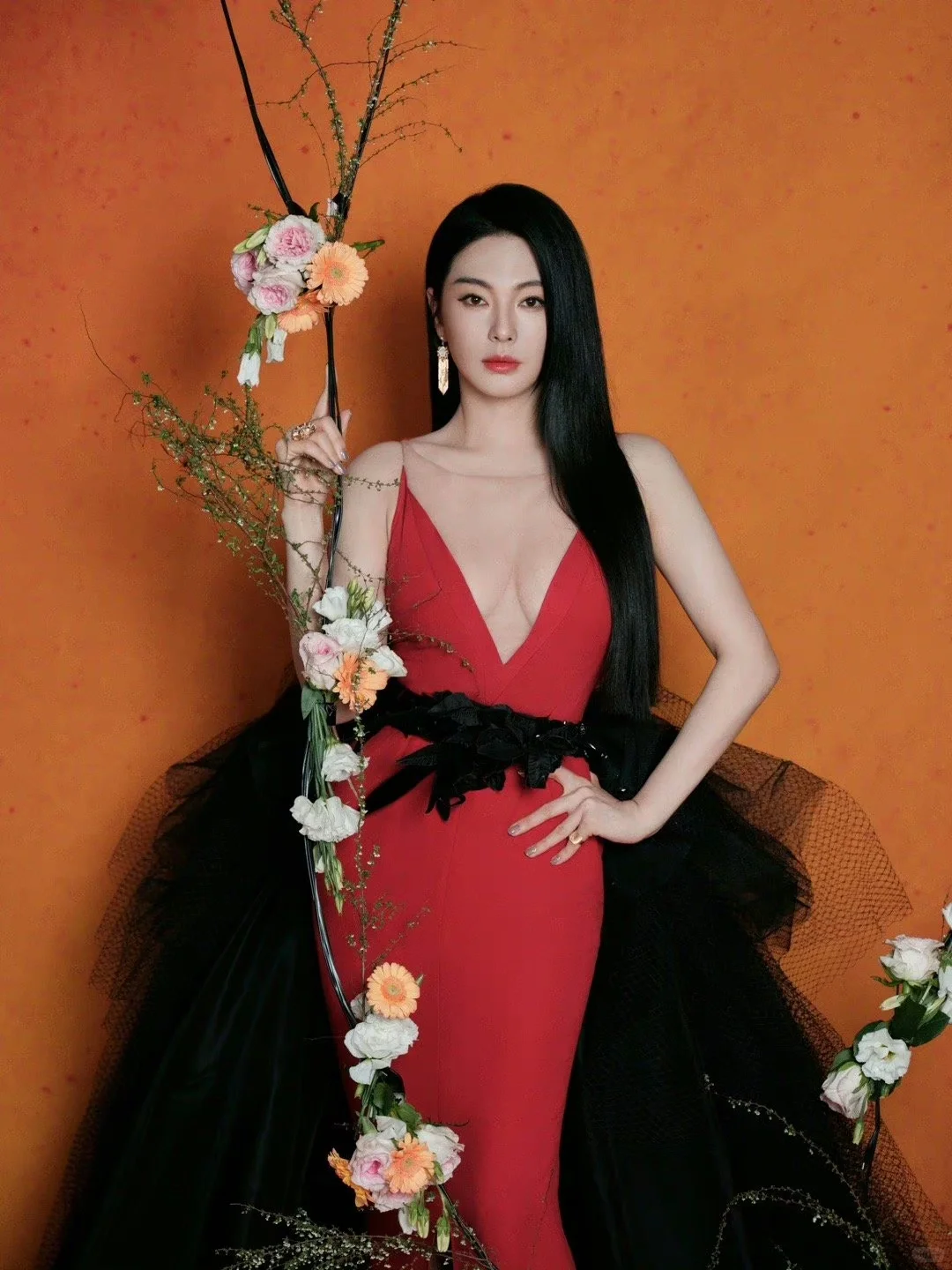 张雨绮美艳红裙，身材妩媚动人