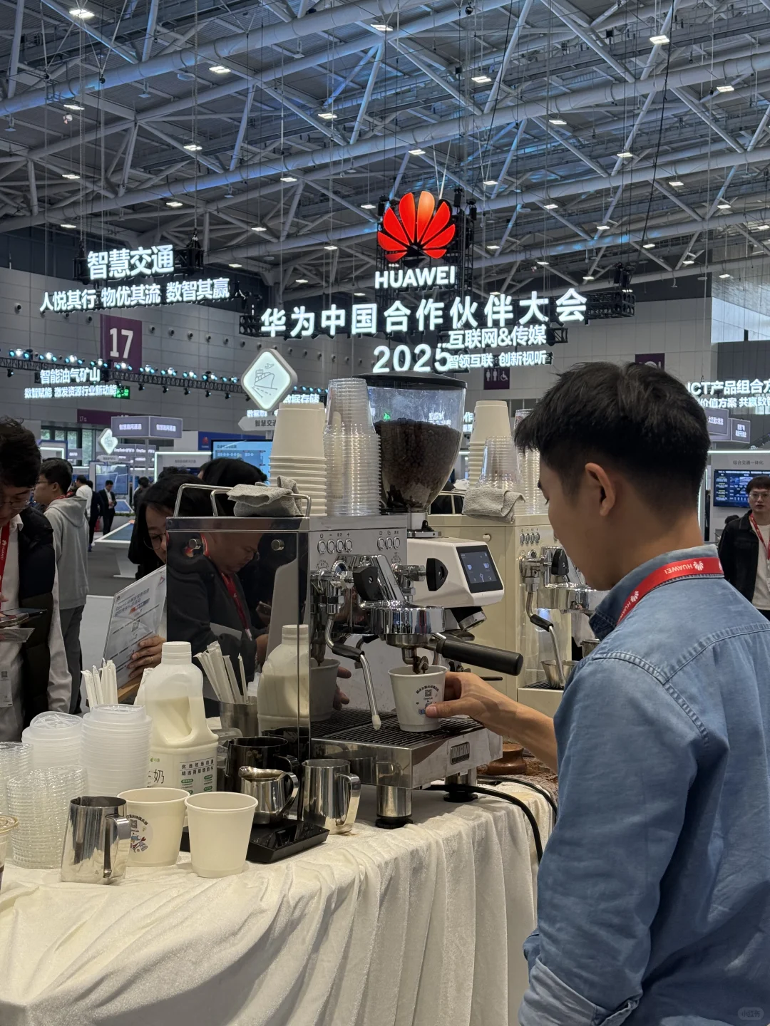 华为展台咖啡｜竟然让科技大佬们都排队？