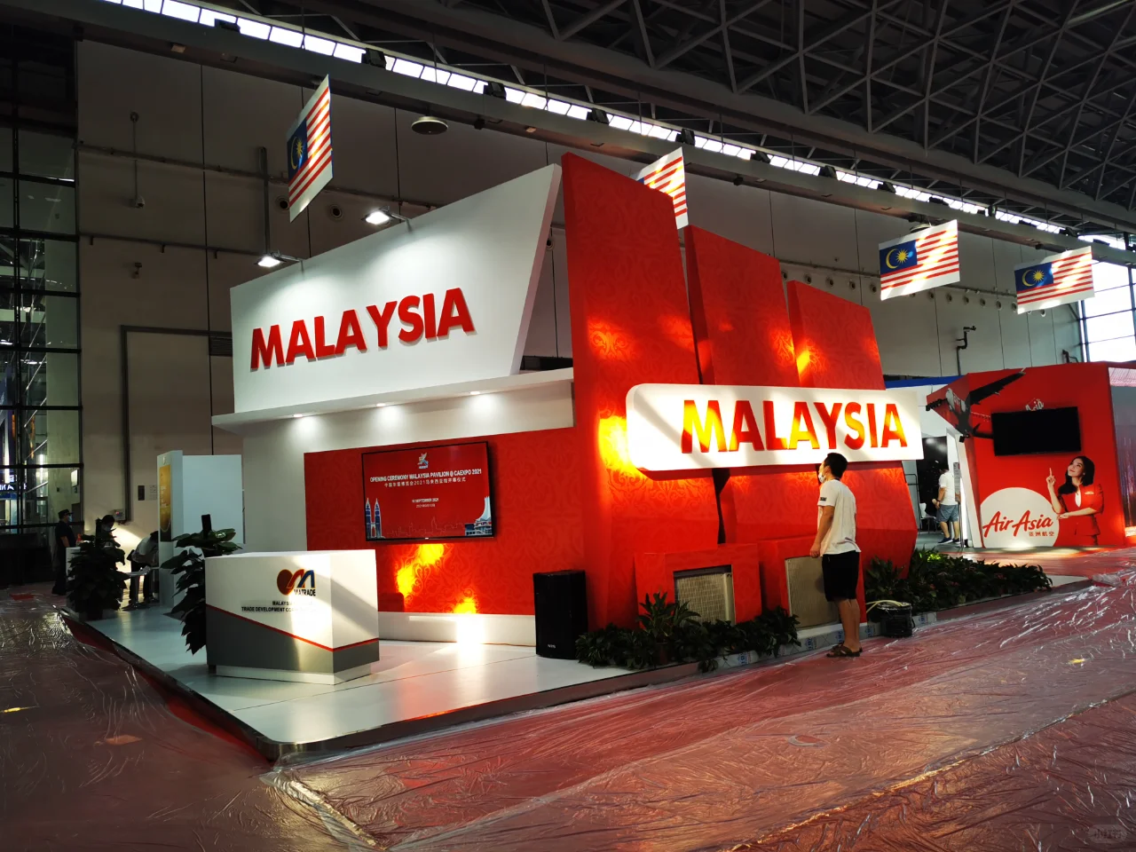 红色的展台真的很耀眼，你觉得呢