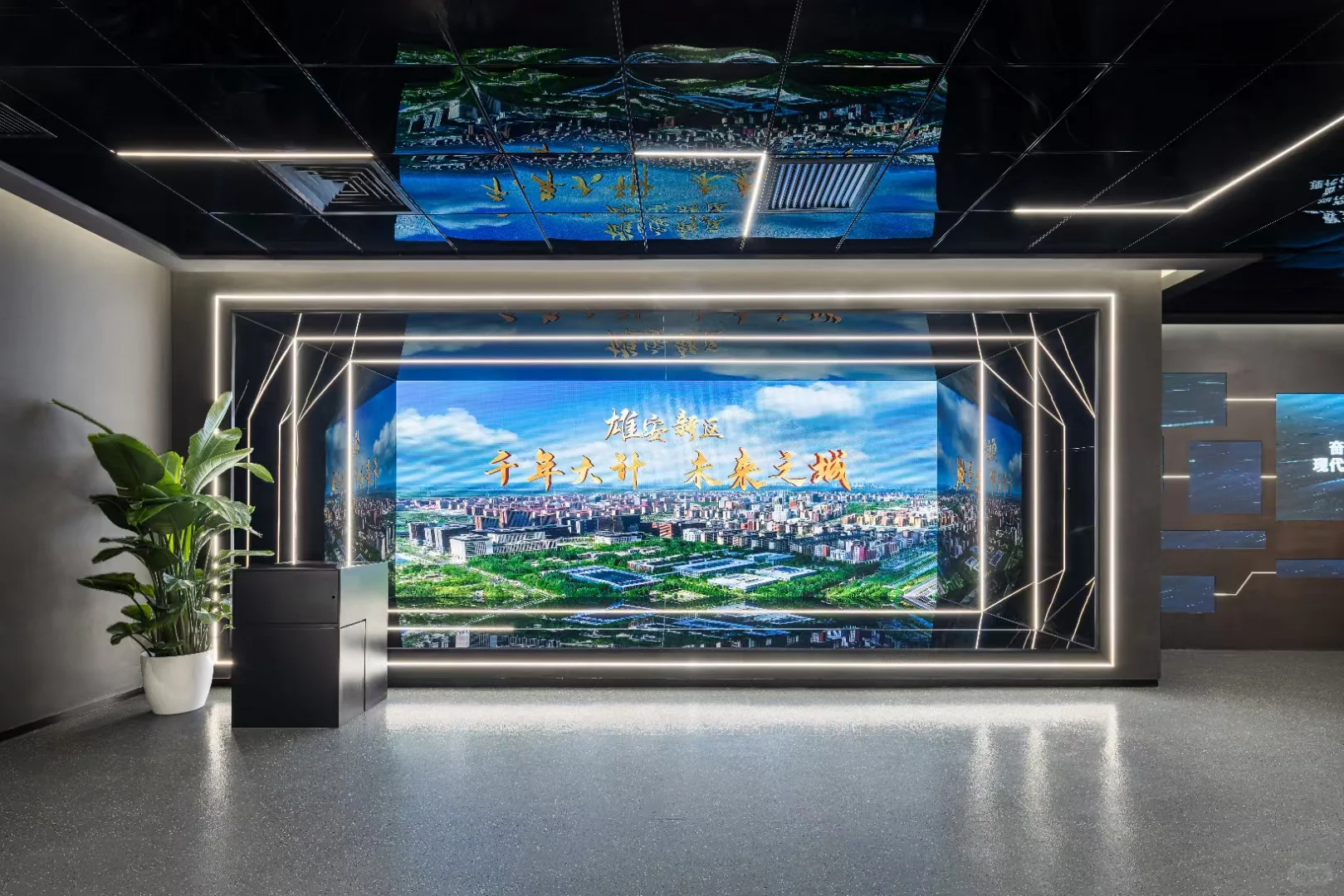 在招商中心的展厅里，能装下多少种热闹？