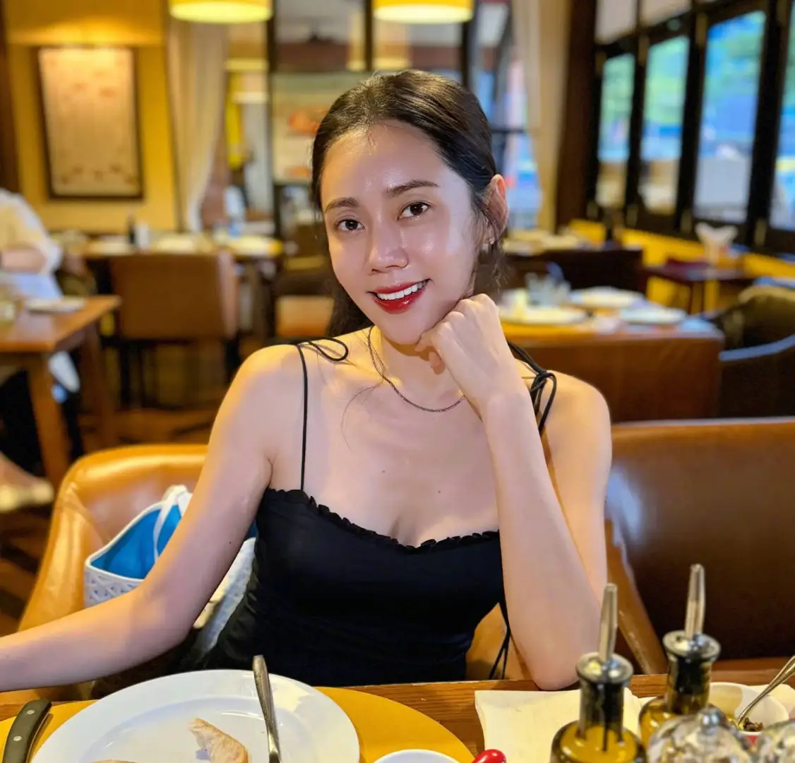 秋瓷炫生活美照来袭，品酒时光妩媚动人