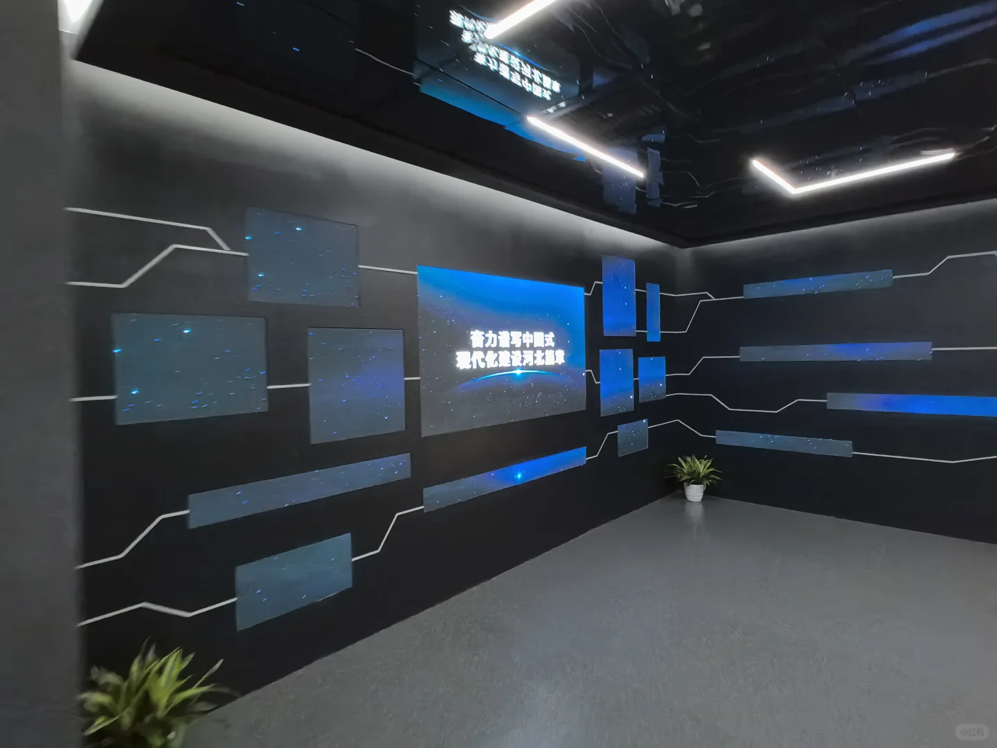 在招商中心的展厅里，能装下多少种热闹？