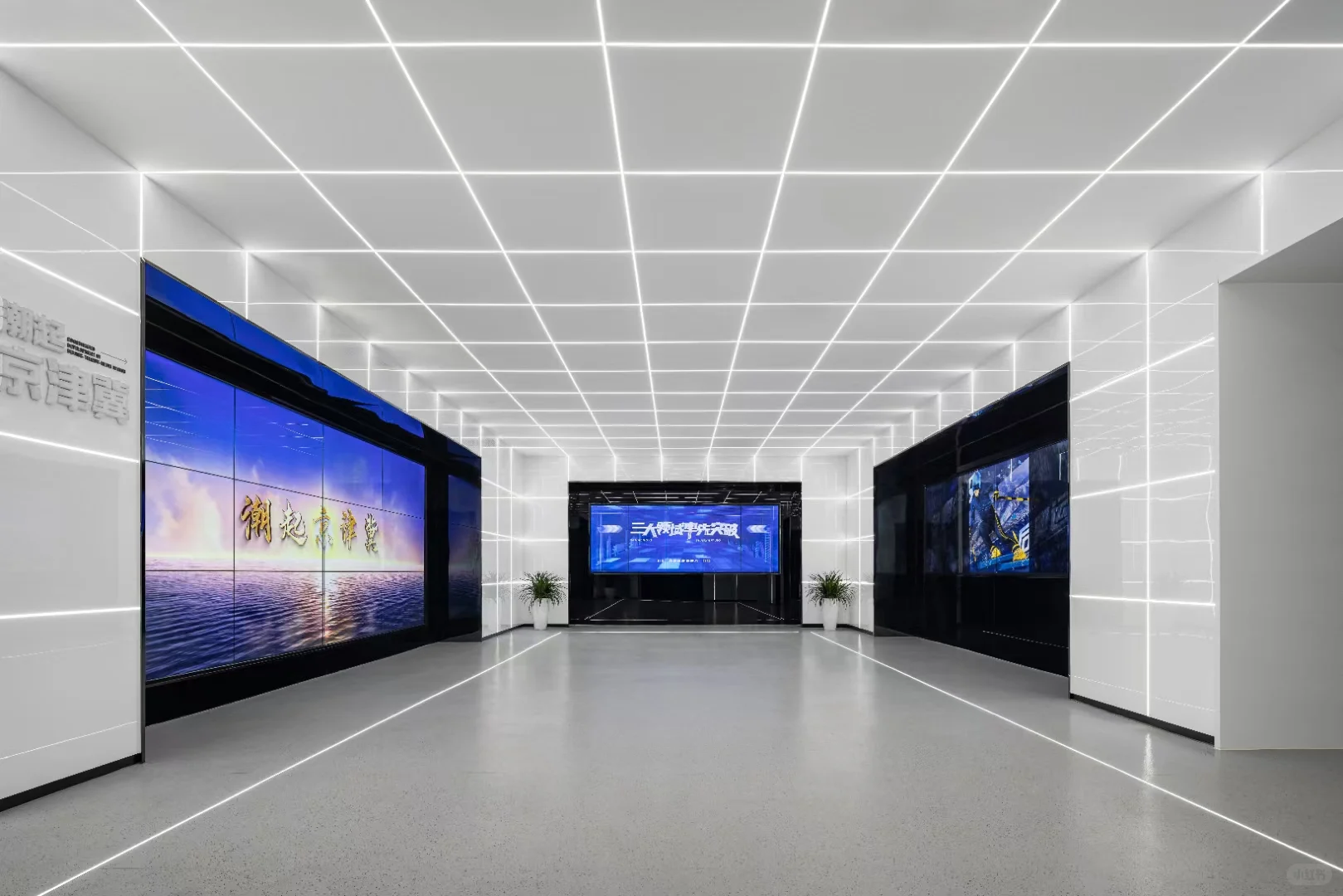 在招商中心的展厅里，能装下多少种热闹？