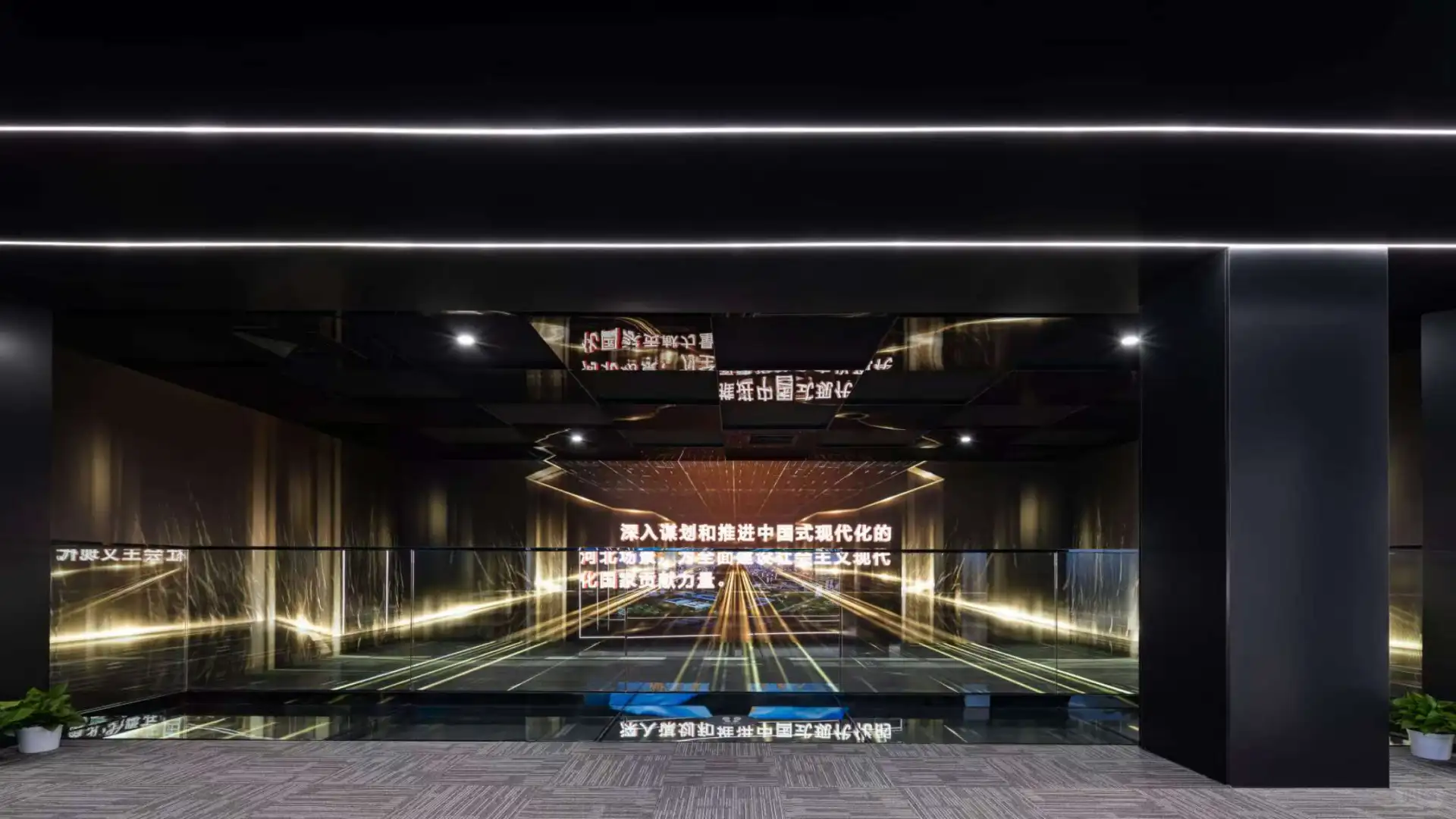 在招商中心的展厅里，能装下多少种热闹？