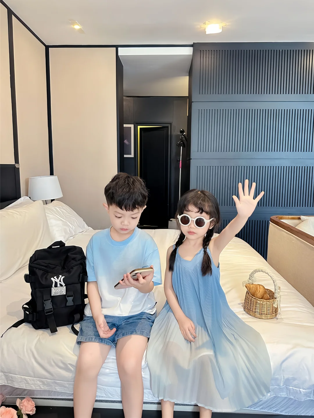 海边度假穿搭｜渐变蓝亲子装太浪漫了叭?