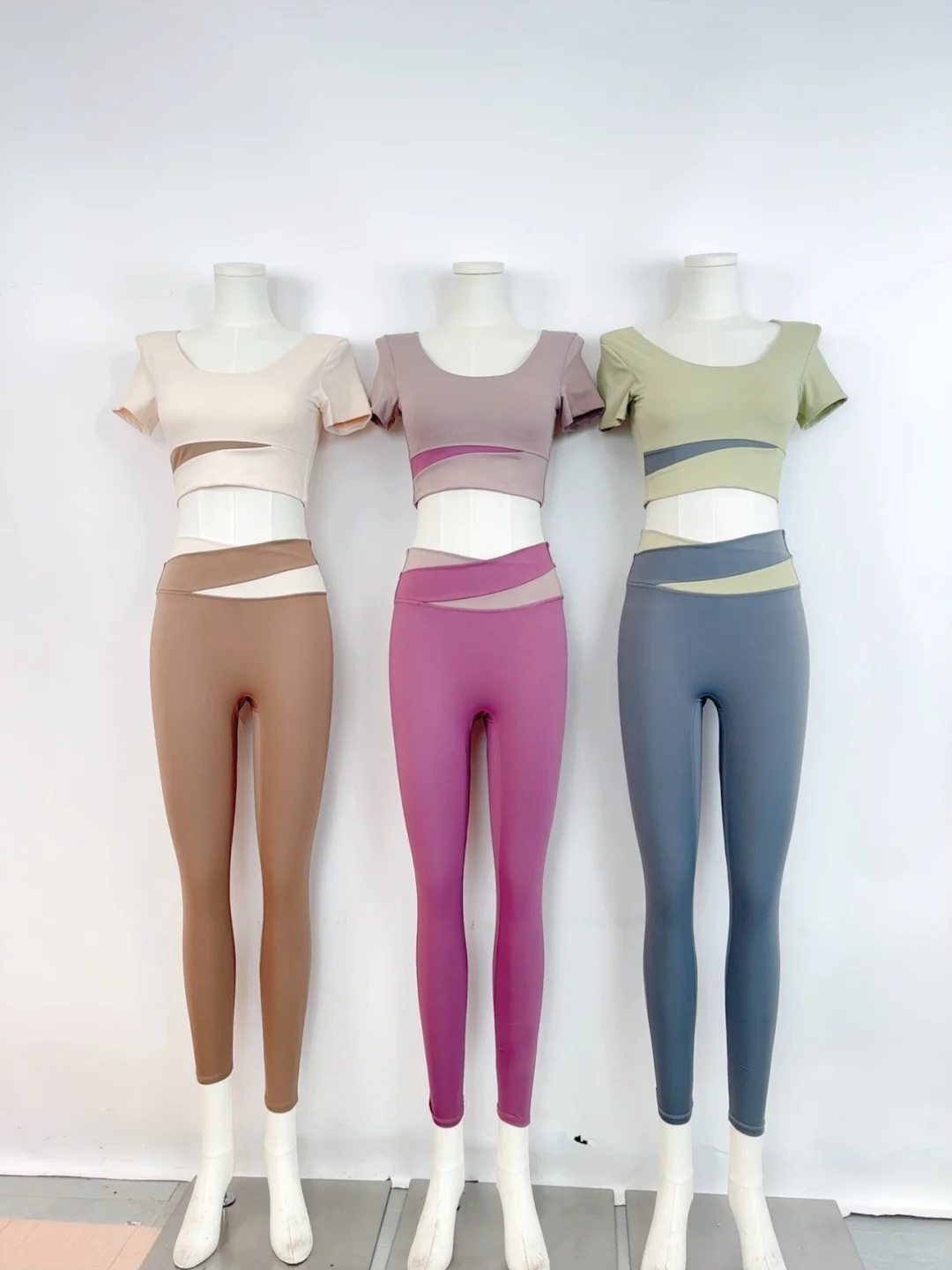 阳光下?好显白的绿色瑜伽服～20几?够了～