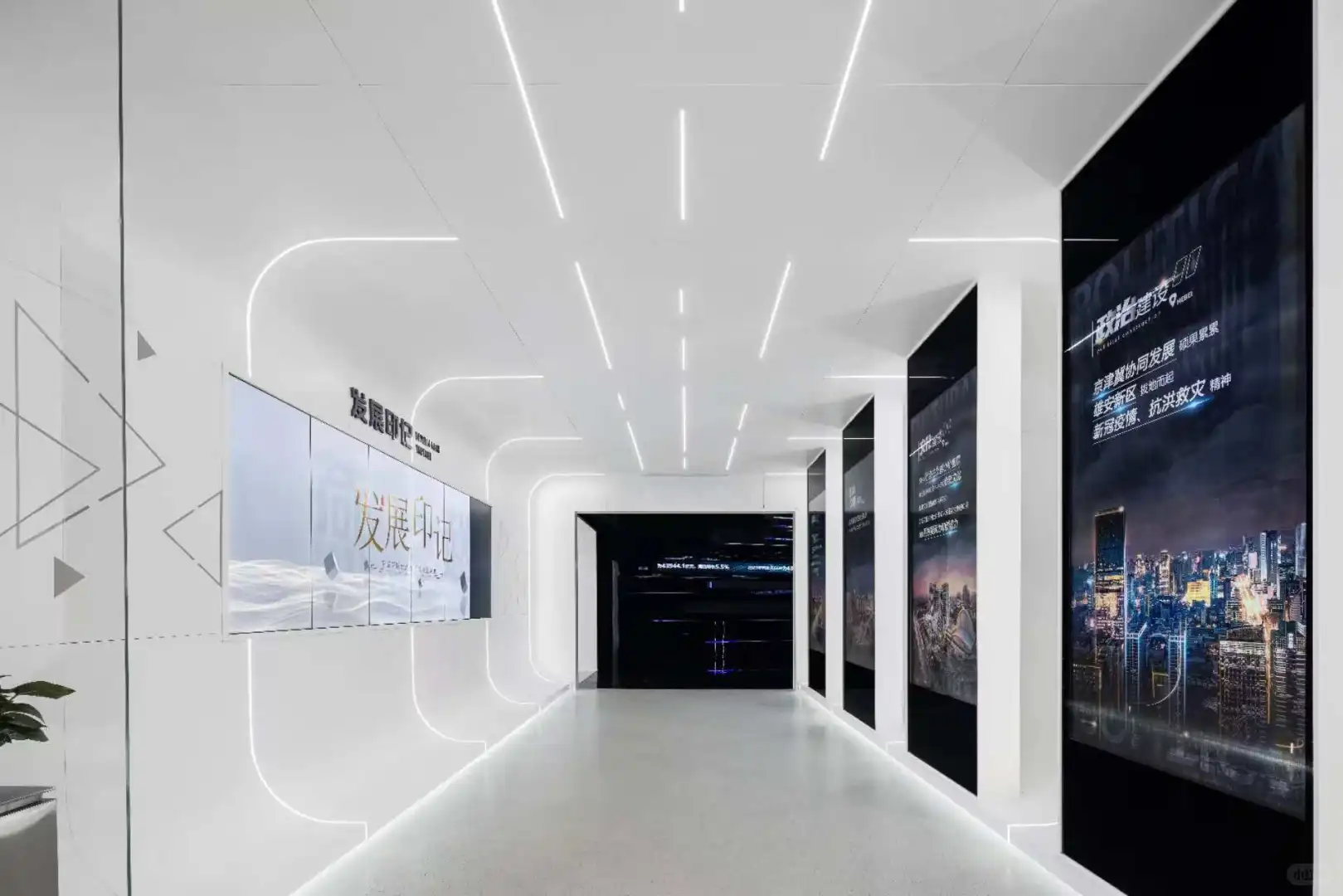 在招商中心的展厅里，能装下多少种热闹？