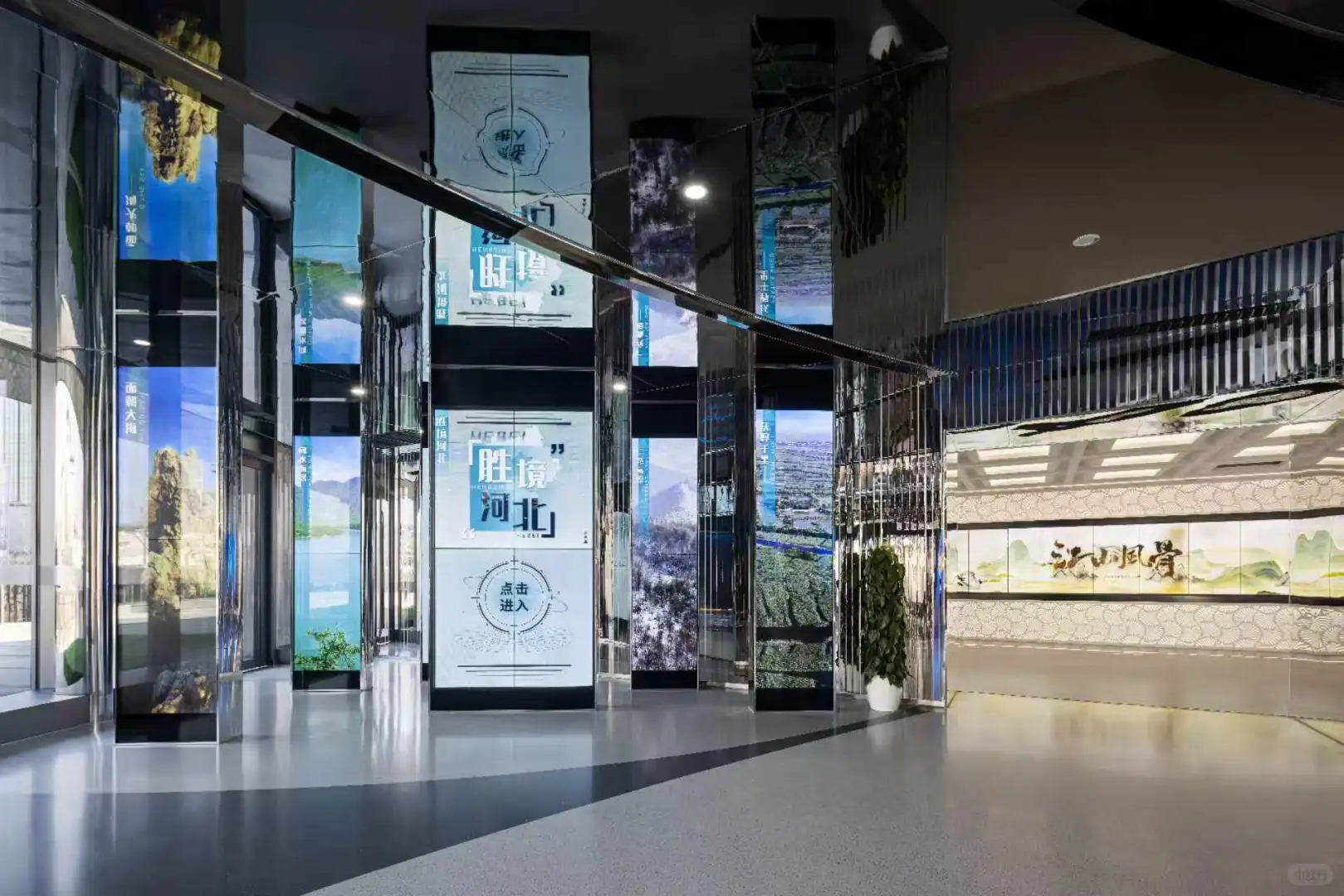 在招商中心的展厅里，能装下多少种热闹？