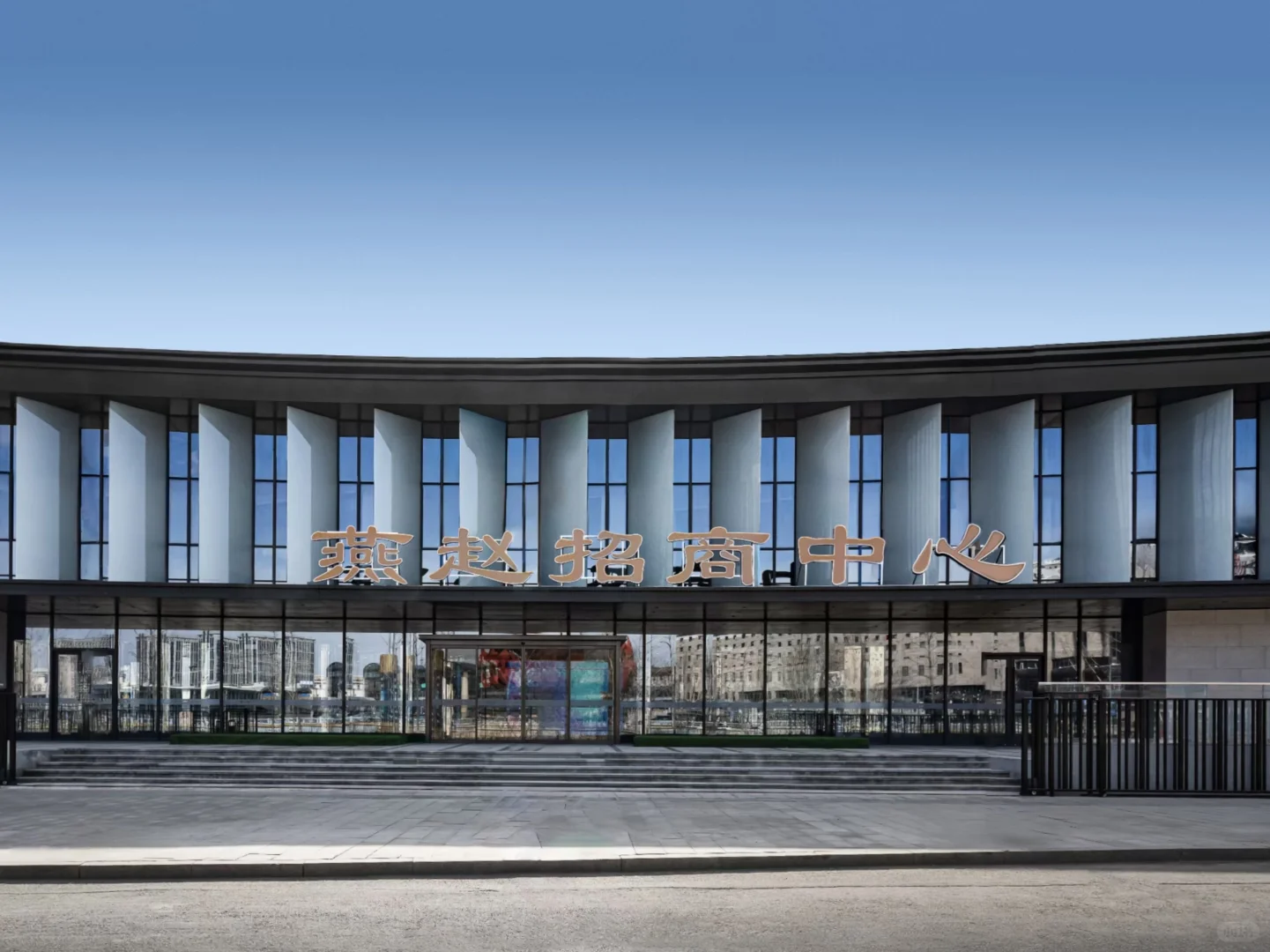 在招商中心的展厅里，能装下多少种热闹？