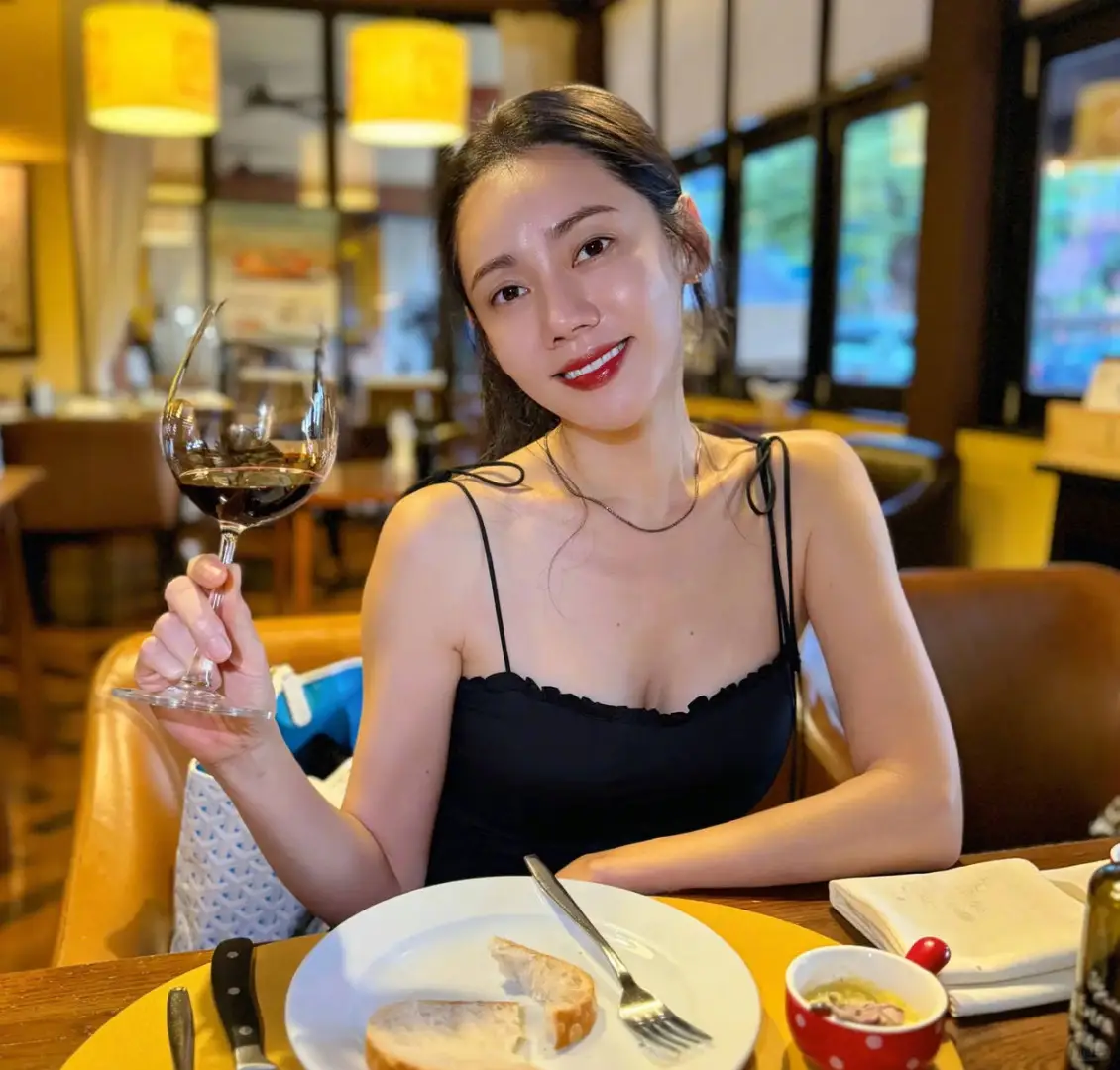 秋瓷炫生活美照来袭，品酒时光妩媚动人