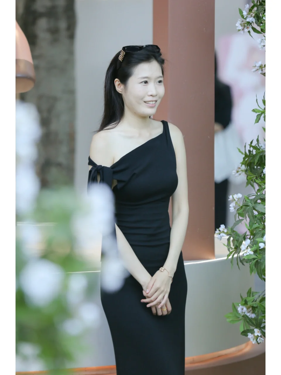 小马派对丨斜露肩黑色长裙熟女穿搭