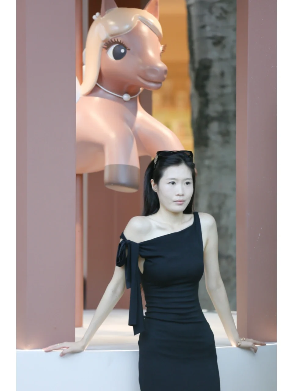 小马派对丨斜露肩黑色长裙熟女穿搭