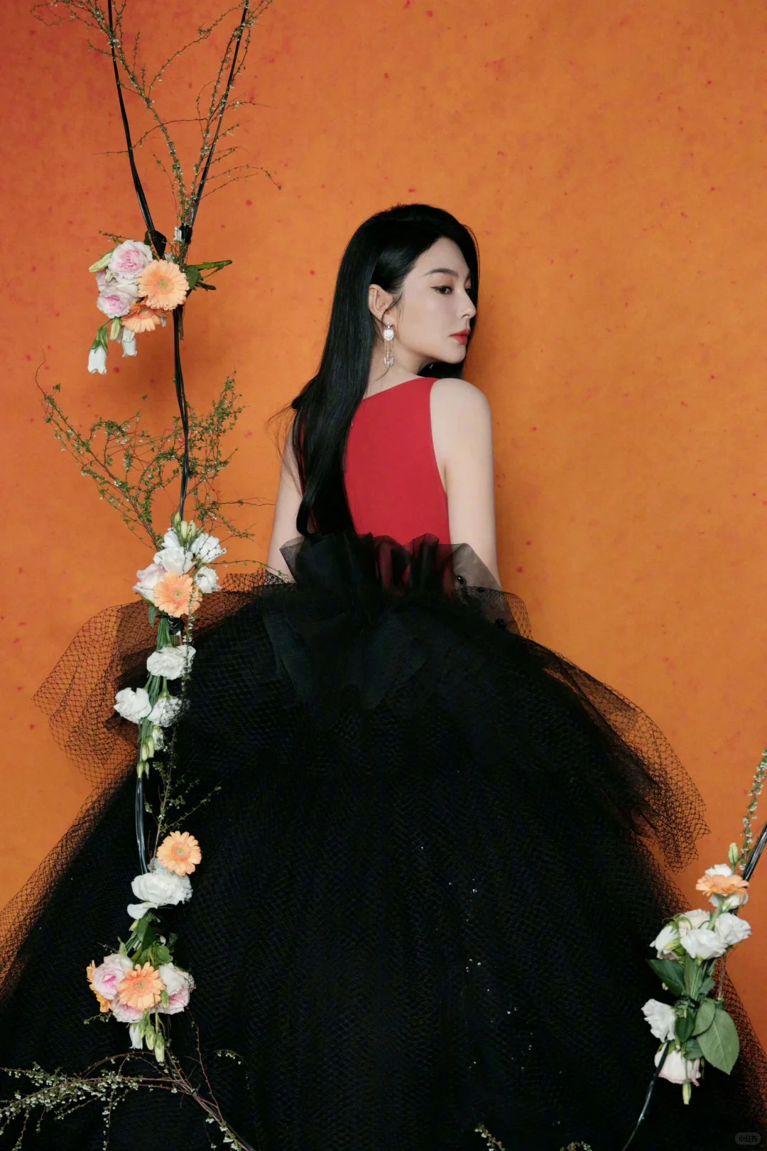 张雨绮美艳红裙，身材妩媚动人