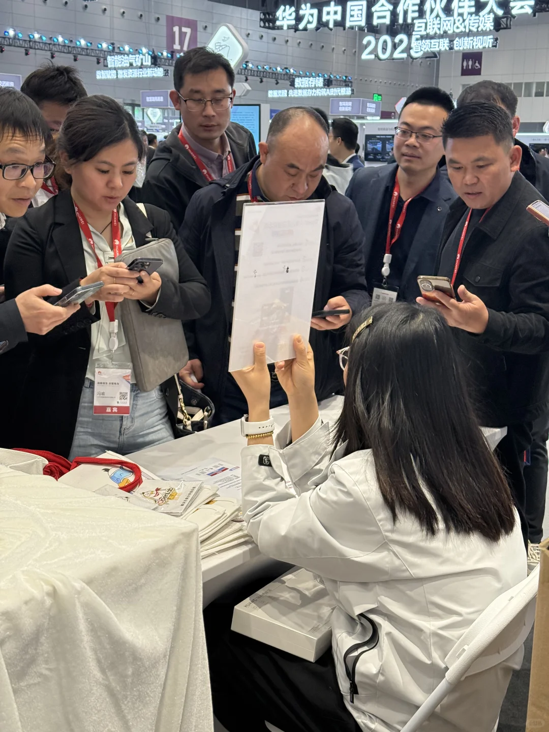 华为展台咖啡｜竟然让科技大佬们都排队？