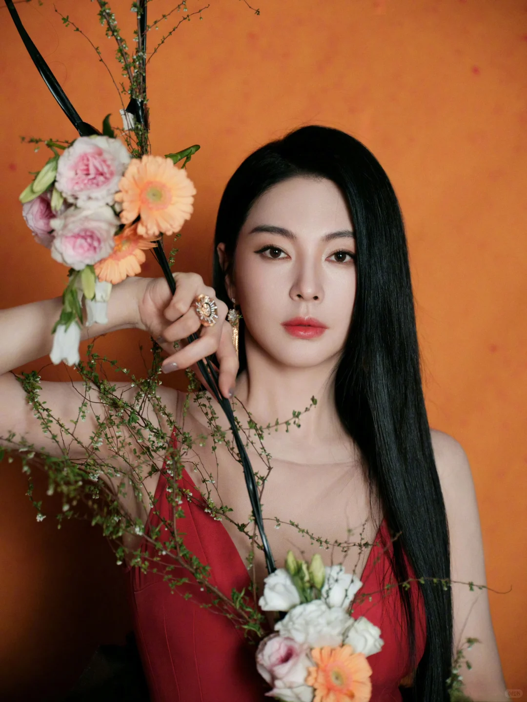 张雨绮美艳红裙，身材妩媚动人