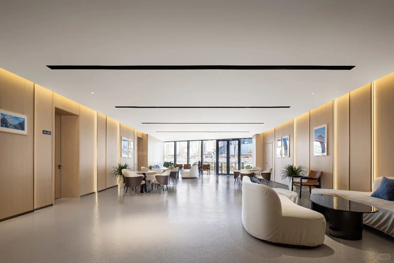 在招商中心的展厅里，能装下多少种热闹？