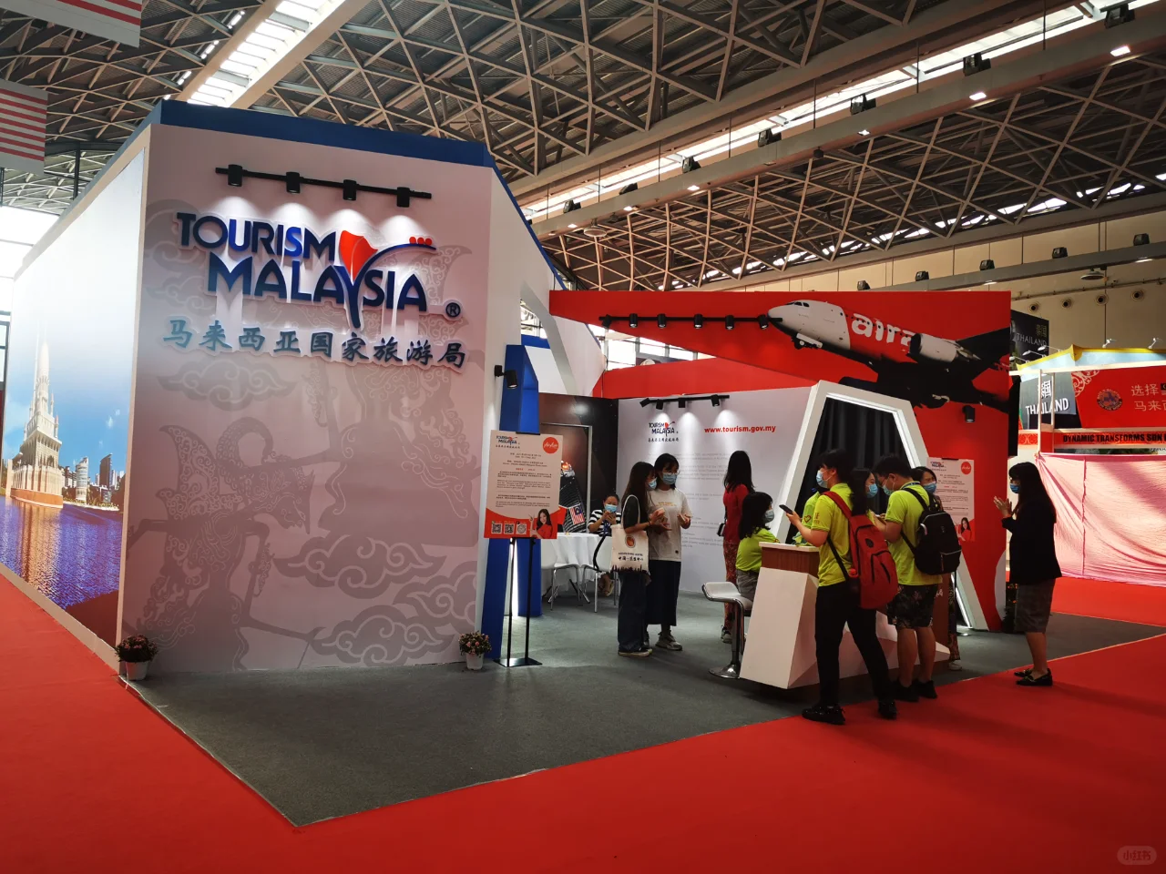 红色的展台真的很耀眼，你觉得呢