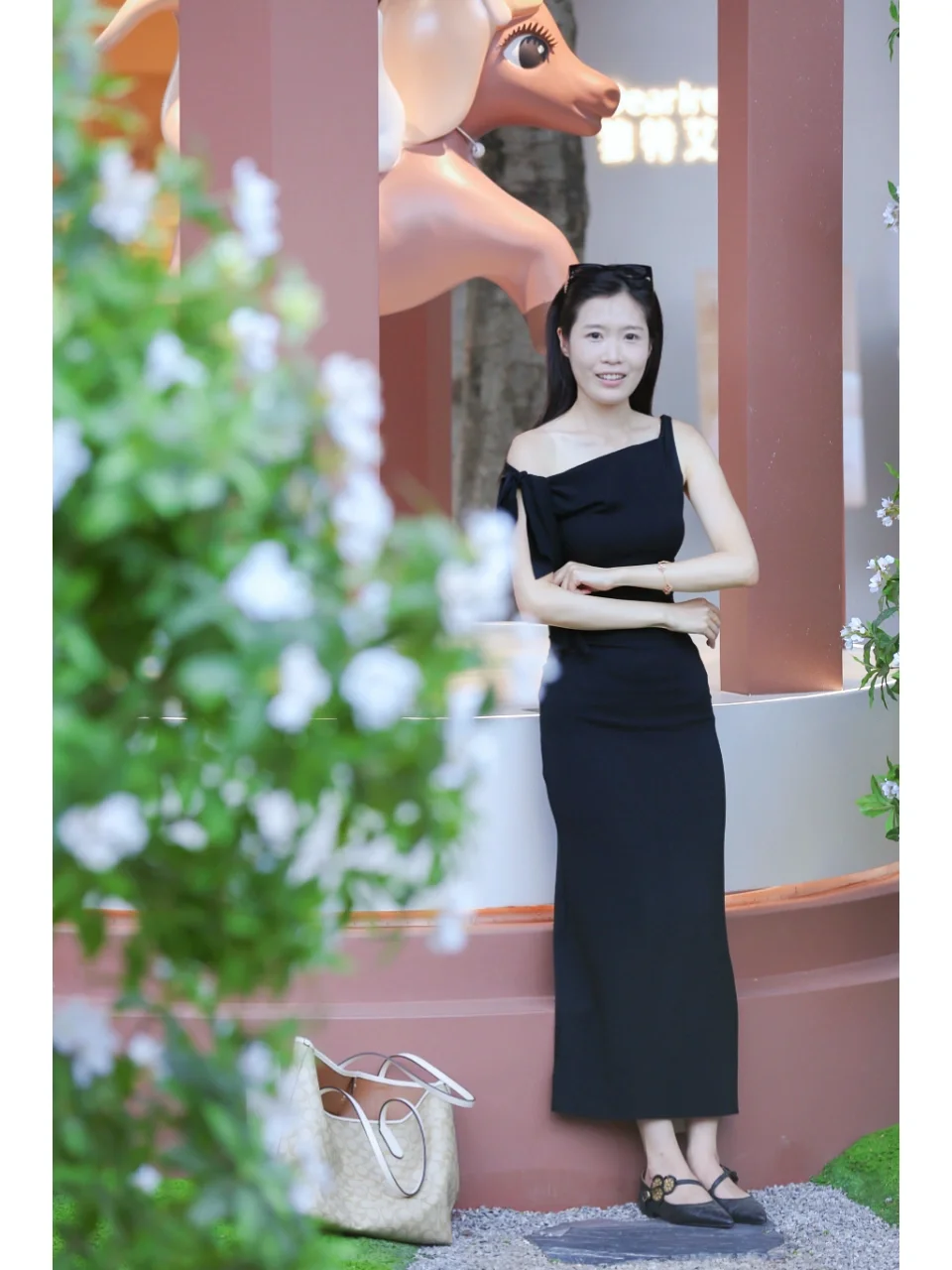 小马派对丨斜露肩黑色长裙熟女穿搭