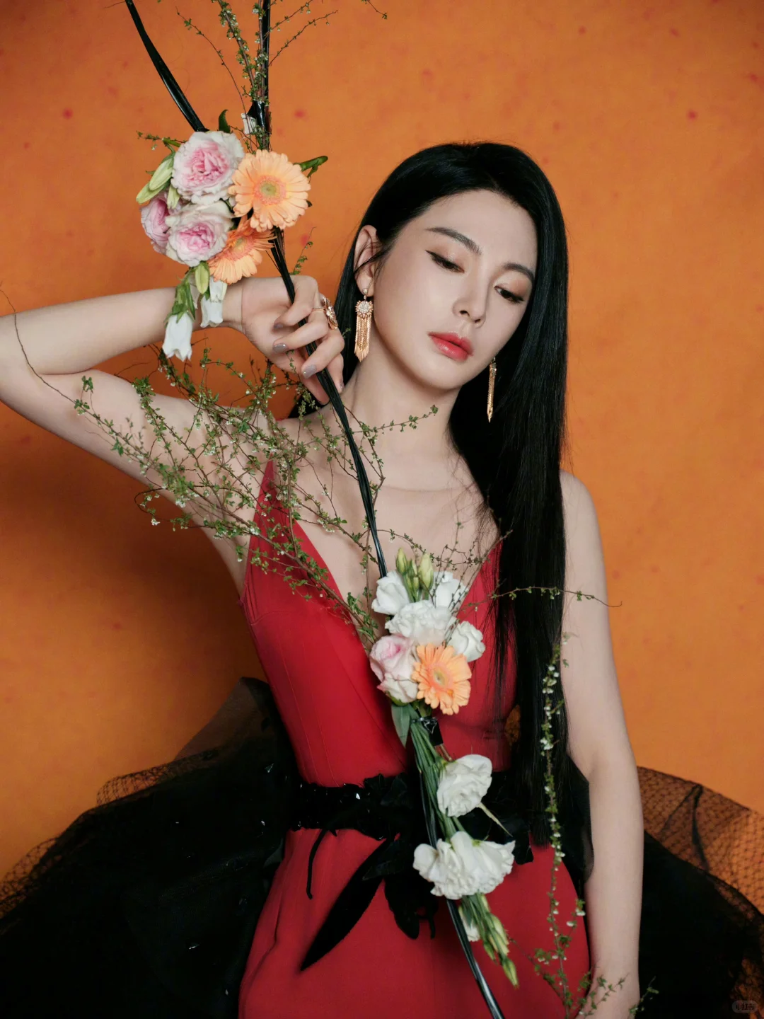 张雨绮美艳红裙，身材妩媚动人