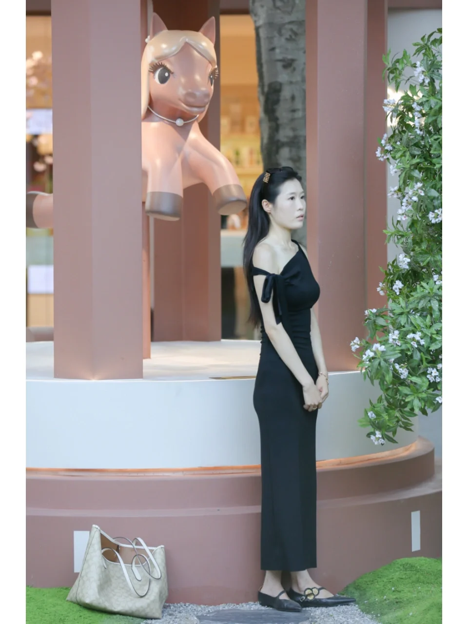 小马派对丨斜露肩黑色长裙熟女穿搭