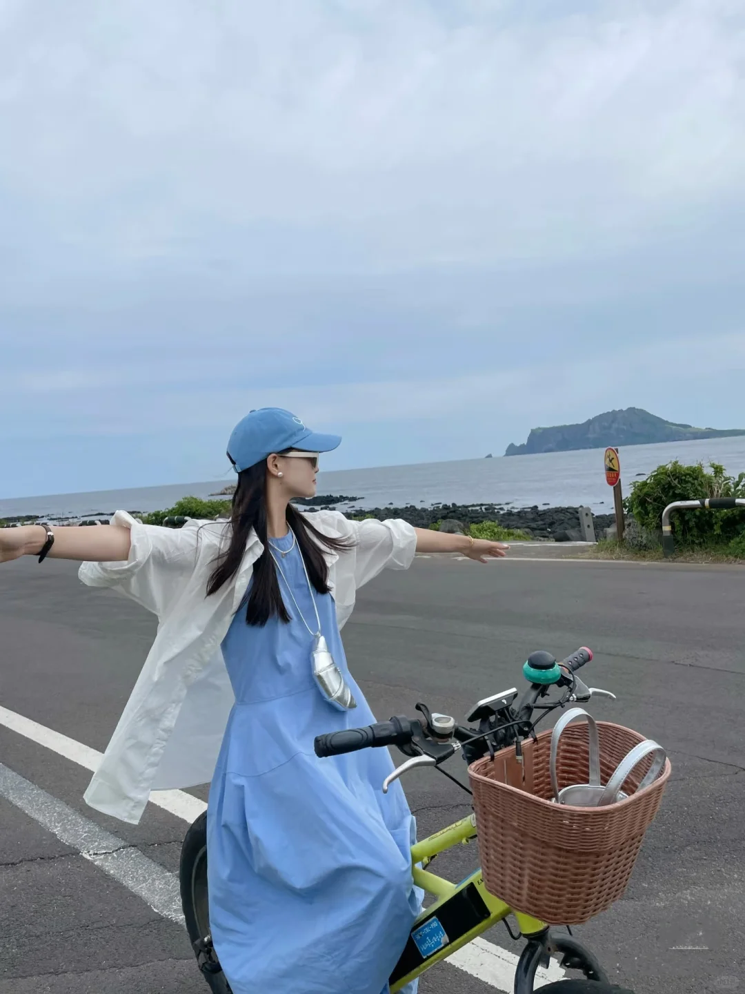 海边穿这条蓝色裙子真的氛围感拉满！超出片！